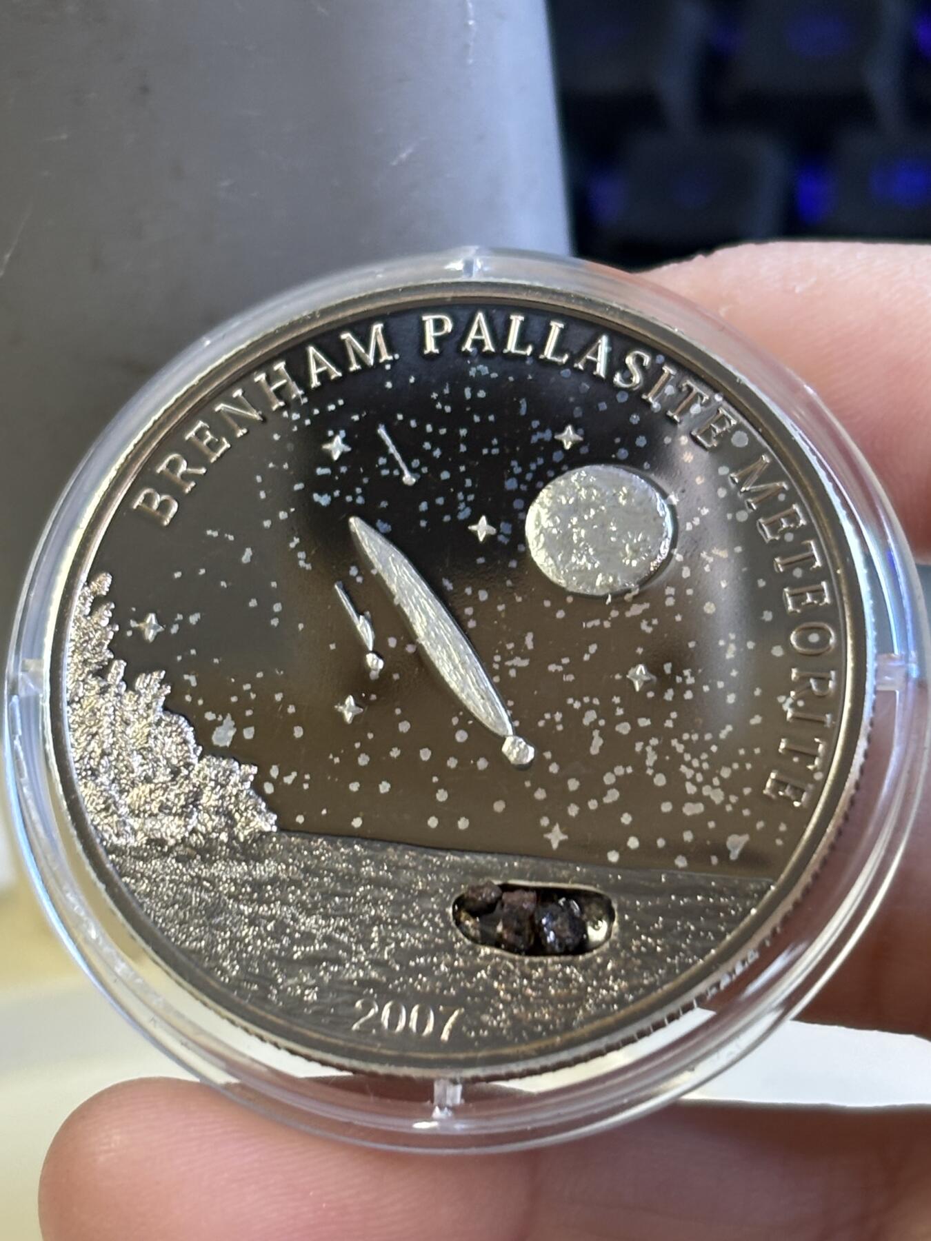 第180期拍卖【长期征集拍品】【北京币展专场】 库克2007年镶嵌布兰海姆陨石精制镀钯纪念银币，925银，25克，发行2500枚，塑料盒有裂痕，