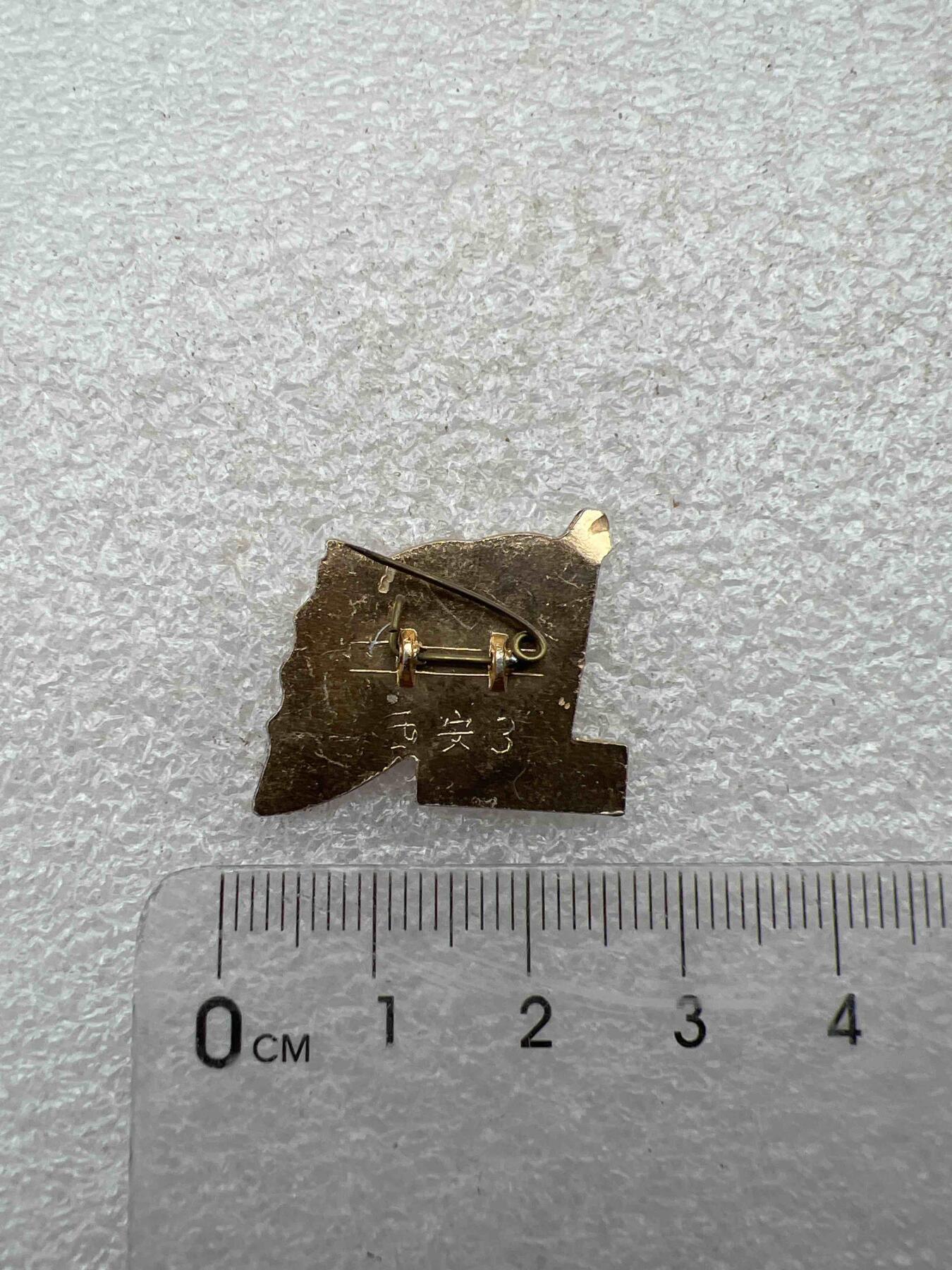 真品毛主席像章F 真品毛主席像章、F