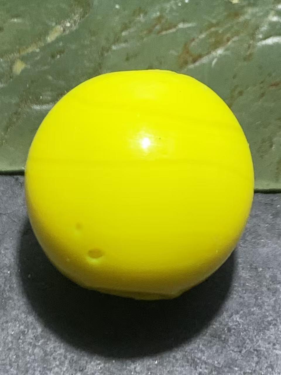 建国前后库存鸡油黄琉璃苹果珠一颗，