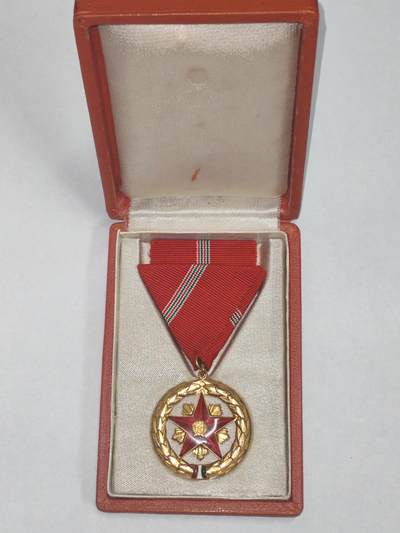 韵星假日精品2025秋季军品类拍卖会-- Rimey Holidays Boutique 2025 Autumn Militaria Sale - 匈牙利人民共和国第一版拉克西时期社会主义劳动功绩勋章带原盒略