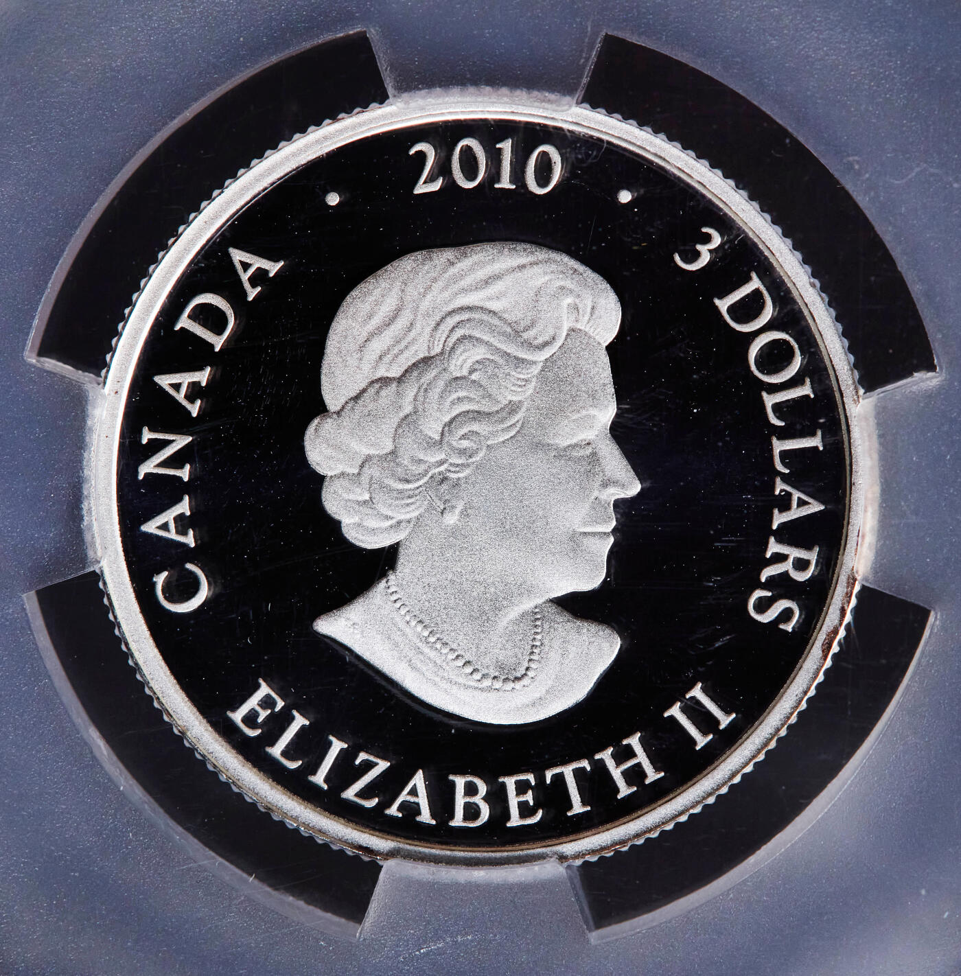 【俄甄集藏】2025年(044)11-12星期三晚 19:30 全场包邮 加拿大2010年奇努克鲑鱼洄游-生命循环3元精制三色银币，信泰 PF70UC，重7.96克，999银，发行量8301枚，加拿大首枚镀黄金、镀玫瑰金的3色精制银币，稀少品种