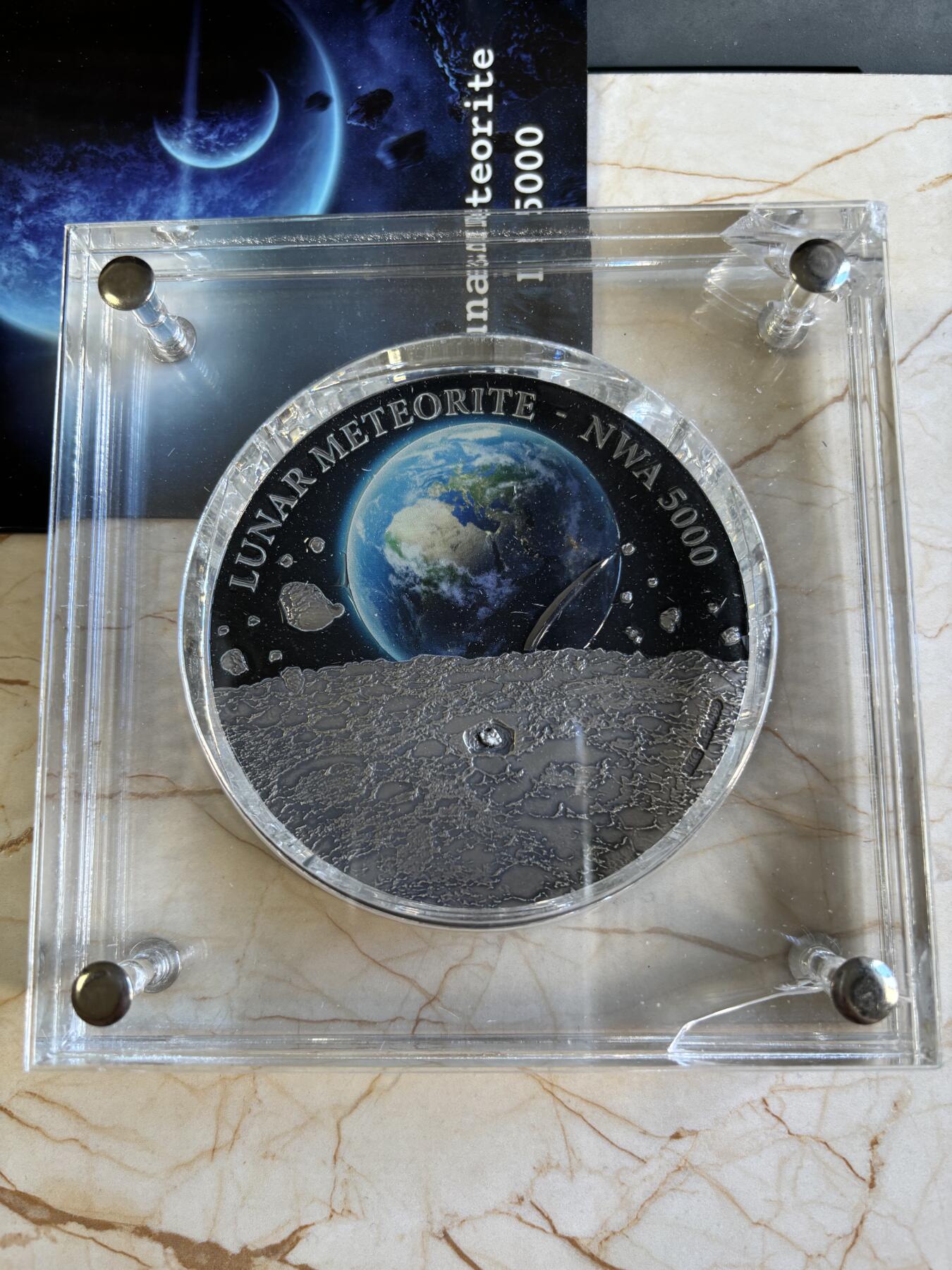 第180期拍卖【长期征集拍品】【北京币展专场】 纽埃2015年陨石冲击镶NWA5000月球陨石1公斤彩银币，999银，发行99枚，