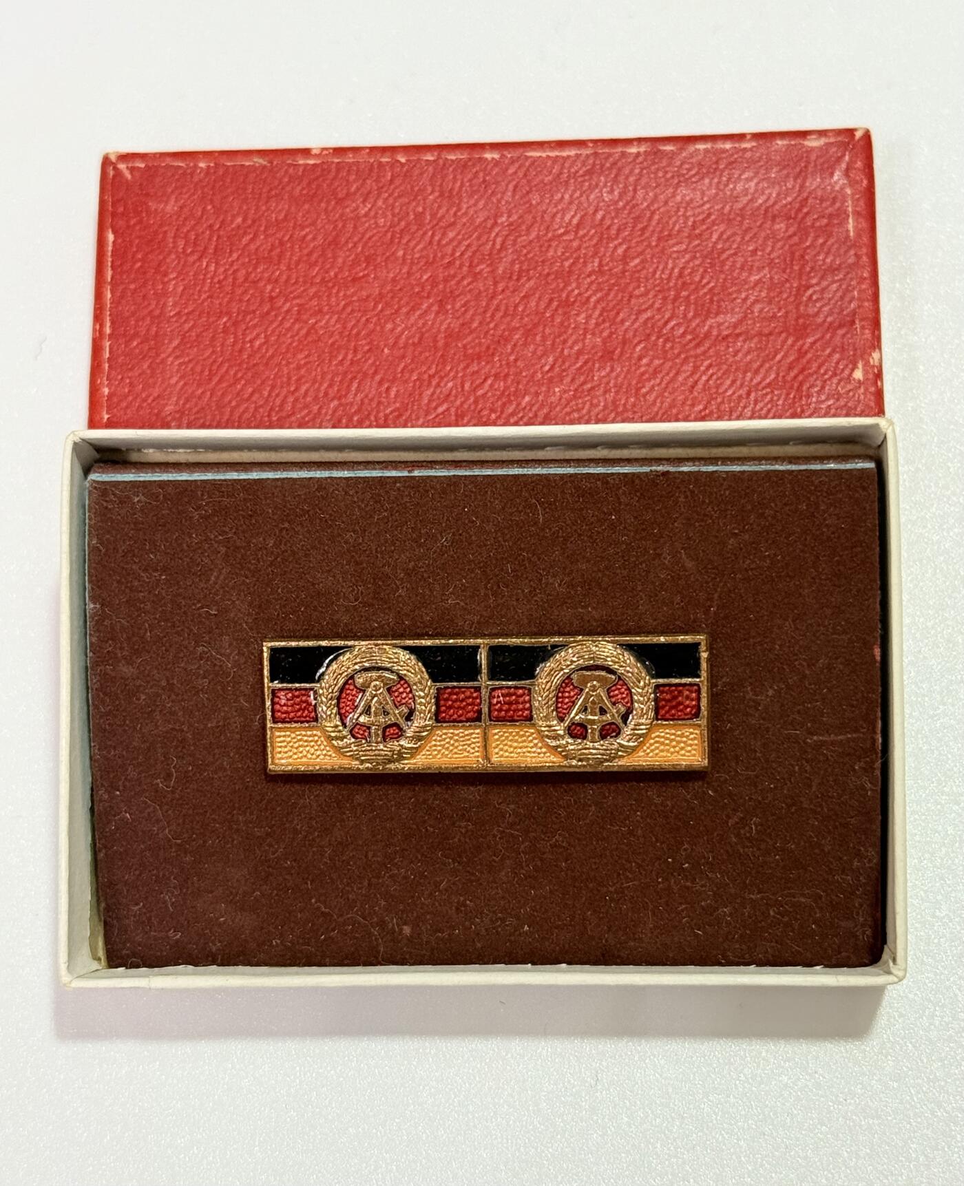 韵星假日精品2025秋季军品类拍卖会-- Rimey Holidays Boutique 2025 Autumn Militaria Sale 民主德国社会活动家二次获得版本略章带盒