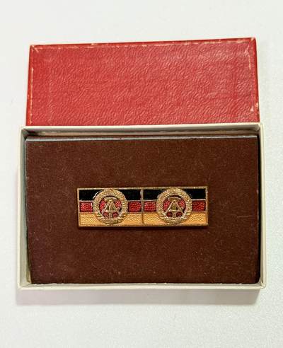 韵星假日精品2025秋季军品类拍卖会-- Rimey Holidays Boutique 2025 Autumn Militaria Sale - 民主德国社会活动家二次获得版本略章带盒