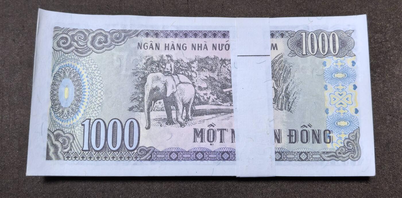 北京马甸外国币专卖第146期，外国纸币币专场，陆续上拍，欢迎关注 越南100盾百张连号上下张有卷边角如图