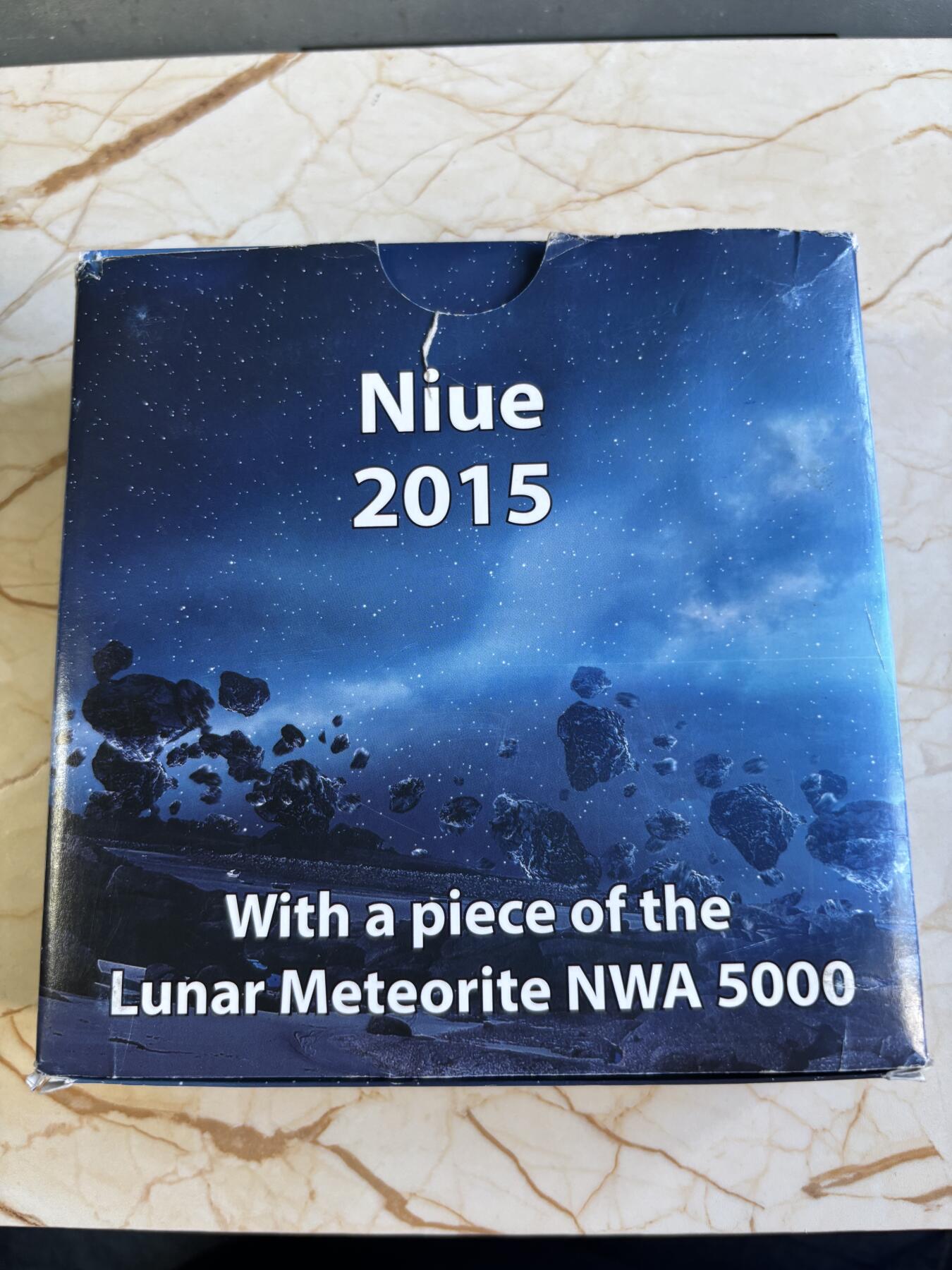 第180期拍卖【长期征集拍品】【北京币展专场】 纽埃2015年陨石冲击镶NWA5000月球陨石1公斤彩银币，999银，发行99枚，