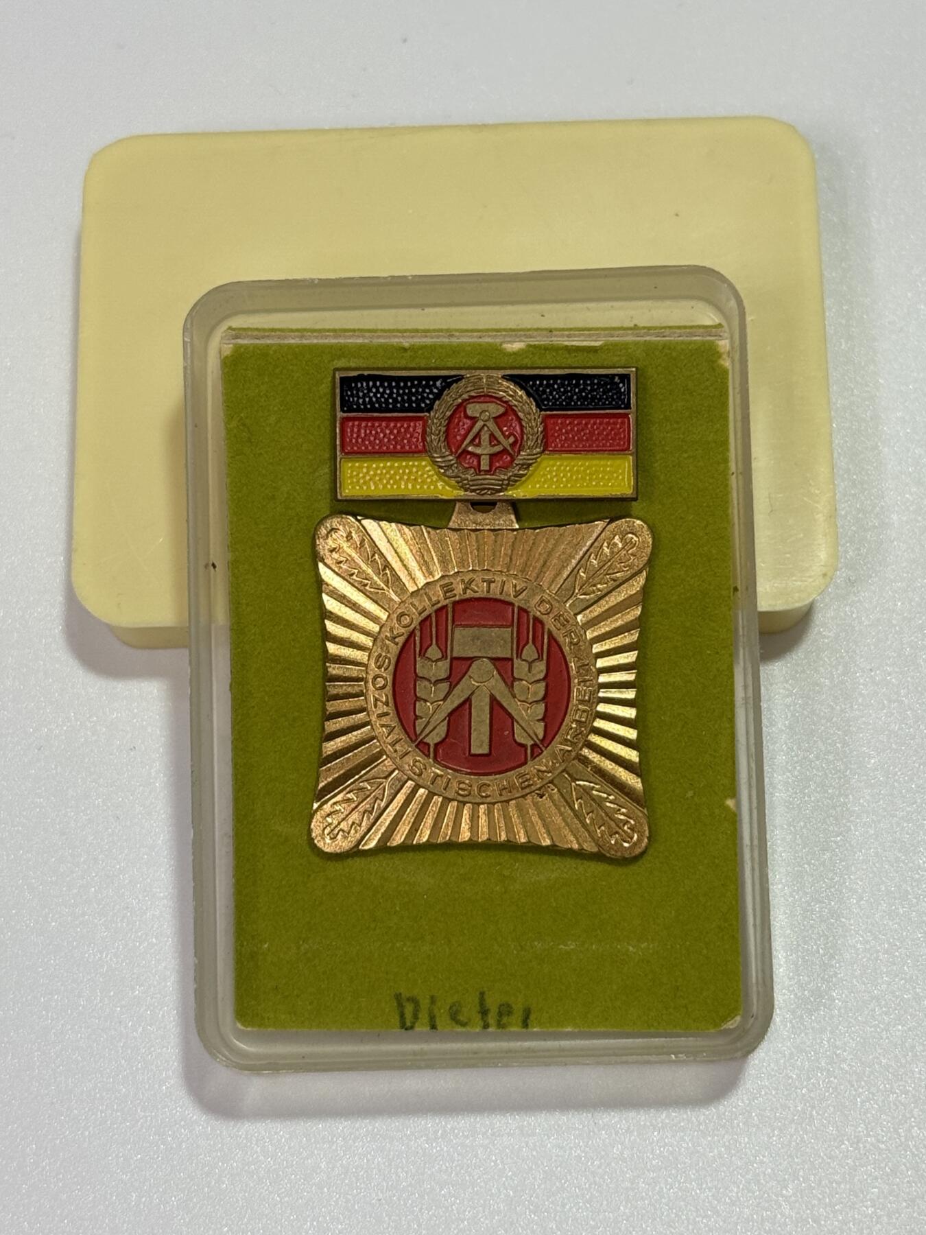 韵星假日精品2025秋季军品类拍卖会-- Rimey Holidays Boutique 2025 Autumn Militaria Sale 民主德国集体劳动荣誉奖章带盒 早期版本