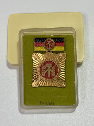韵星假日精品2025秋季军品类拍卖会-- Rimey Holidays Boutique 2025 Autumn Militaria Sale - 民主德国集体劳动荣誉奖章带盒 早期版本
