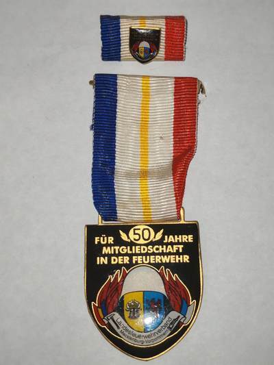 韵星假日精品2025秋季军品类拍卖会-- Rimey Holidays Boutique 2025 Autumn Militaria Sale - 联邦德国梅克伦堡地区消防服务50年奖章带勋略