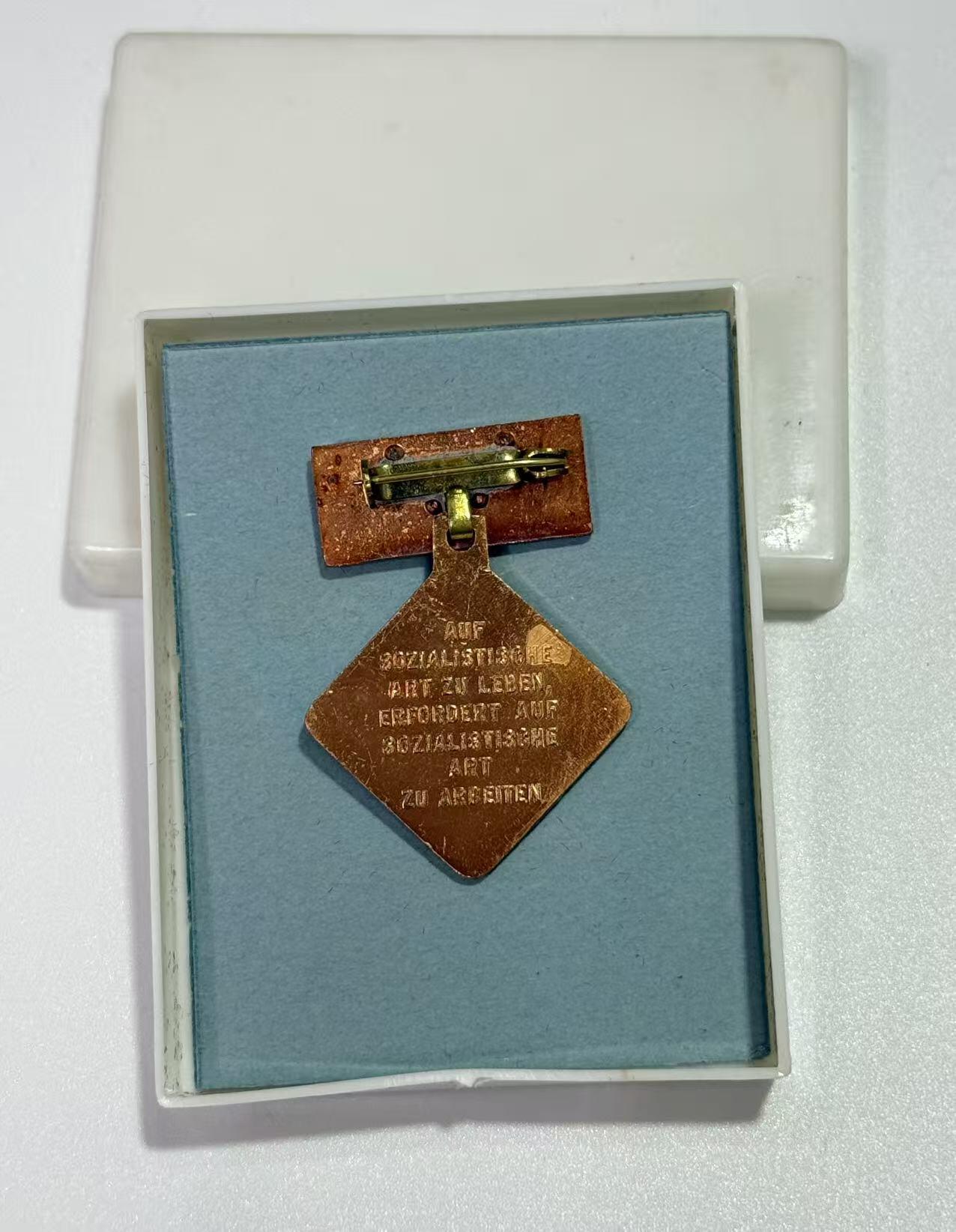 韵星假日精品2025秋季军品类拍卖会-- Rimey Holidays Boutique 2025 Autumn Militaria Sale 民主德国社会活动家奖章带盒