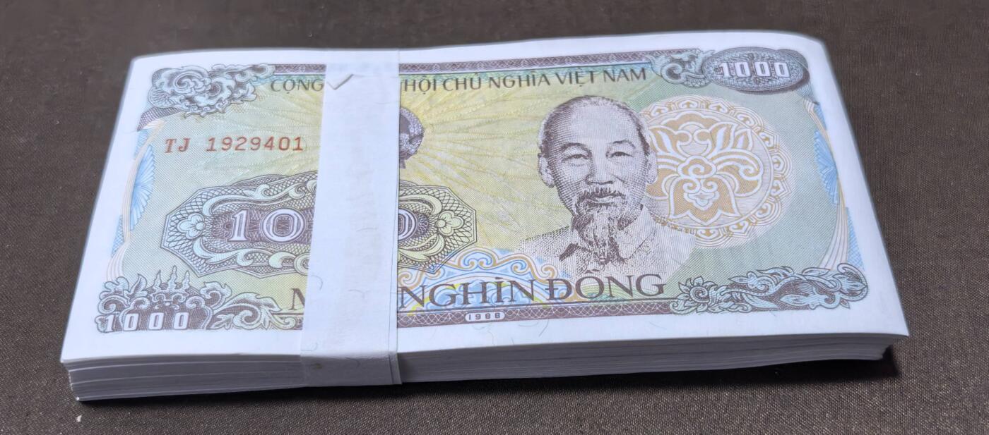 北京马甸外国币专卖第146期，外国纸币币专场，陆续上拍，欢迎关注 越南100盾百张连号上下张有卷边角如图