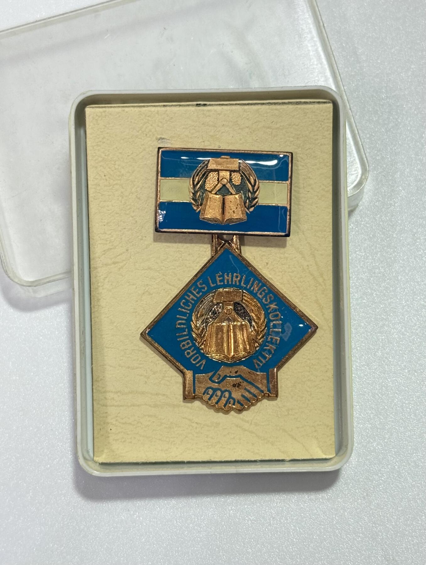 韵星假日精品2025秋季军品类拍卖会-- Rimey Holidays Boutique 2025 Autumn Militaria Sale 民主德国职业教育竞赛奖章带盒