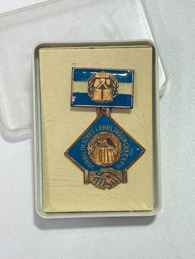 韵星假日精品2025秋季军品类拍卖会-- Rimey Holidays Boutique 2025 Autumn Militaria Sale - 民主德国职业教育竞赛奖章带盒