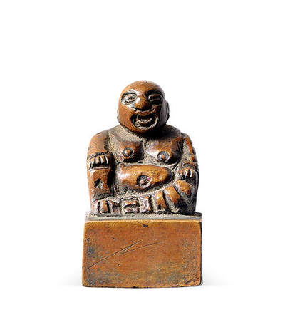 泓盛2025年秋季拍卖会 古泉 - 民国弥勒佛纽铜印章一枚，高：27.6mm，重量：37.5g，印文“常棣华印”，带原木盒，保存完好，极美品<br>编者按：常棣华（1871-1939），原名尔智，字萼楼、郁堂，号穆如，山西汾阳城内西门街人。光绪十七年（1891）中壬辰科进士，授内阁中书，后弃官从事教育，历任祁县书院、徐沟书院、汾阳西河书院学长，民国时期长期任教于汾阳河汾中学。<br>Lot4815～4841上海老藏家户出