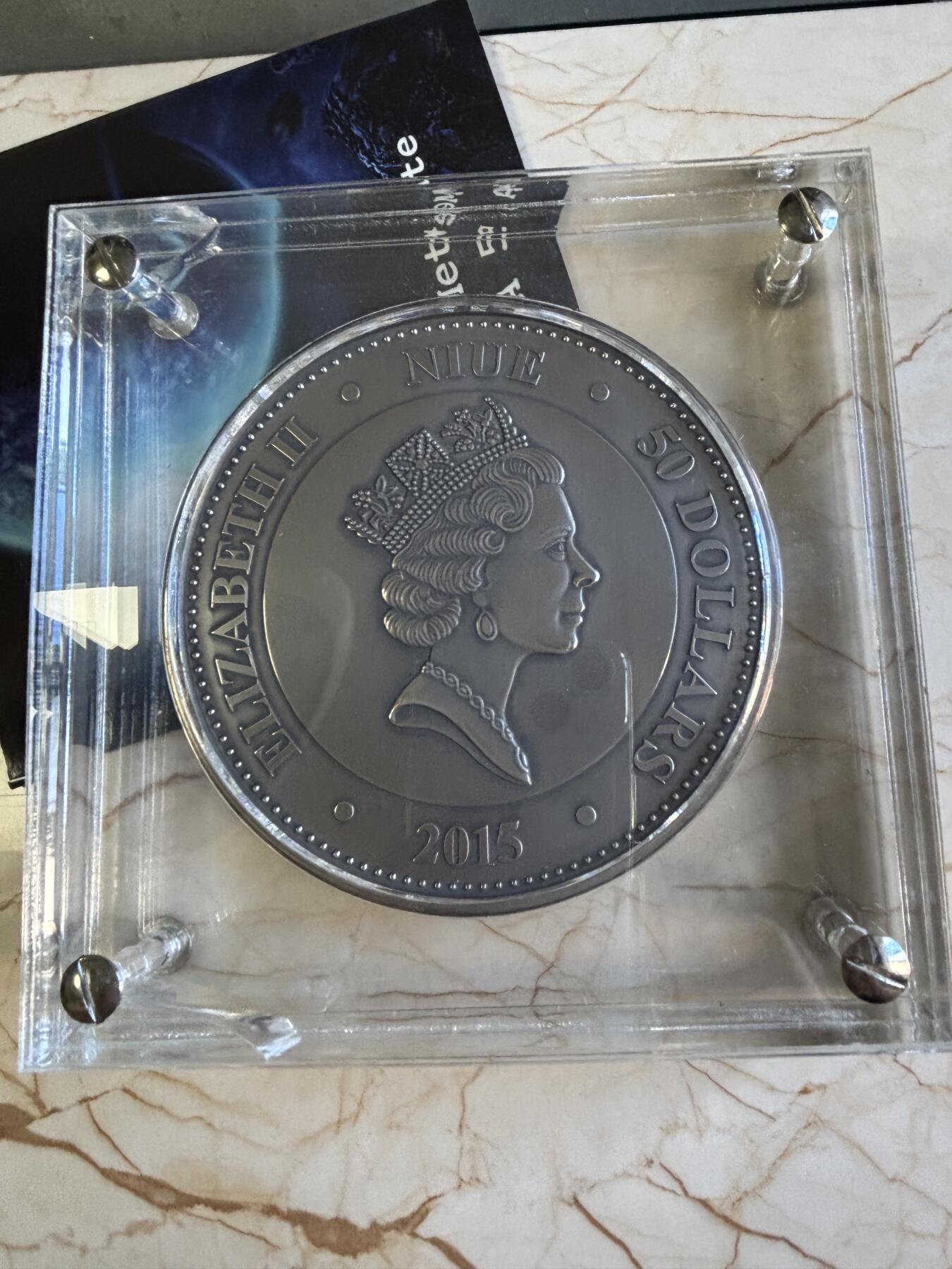 第180期拍卖【长期征集拍品】【北京币展专场】 纽埃2015年陨石冲击镶NWA5000月球陨石1公斤彩银币，999银，发行99枚，