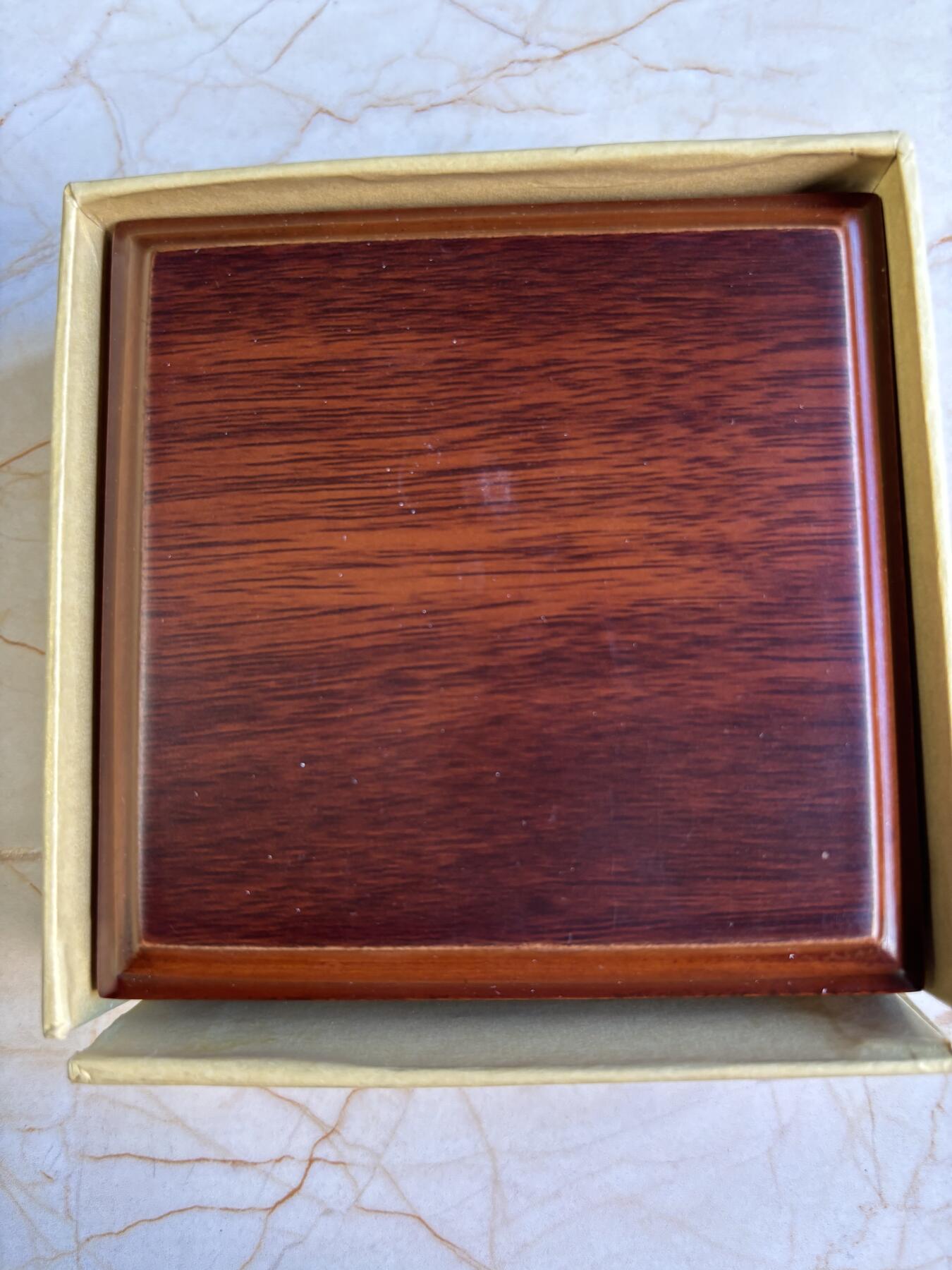 第180期拍卖【长期征集拍品】【北京币展专场】 库克2007年镶嵌布兰海姆陨石精制镀钯纪念银币，925银，25克，发行2500枚，塑料盒有裂痕，