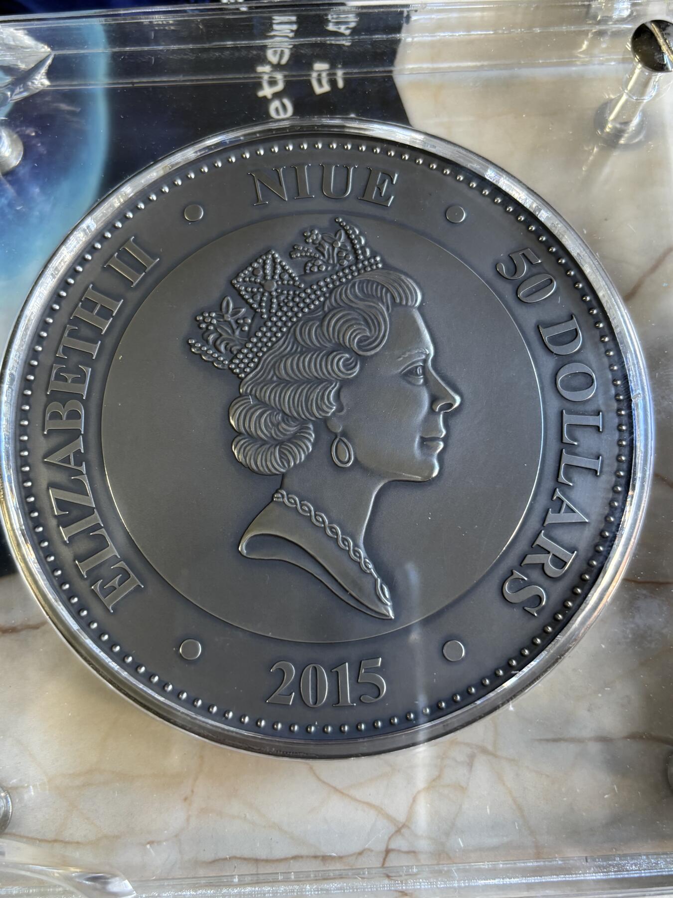 第180期拍卖【长期征集拍品】【北京币展专场】 纽埃2015年陨石冲击镶NWA5000月球陨石1公斤彩银币，999银，发行99枚，