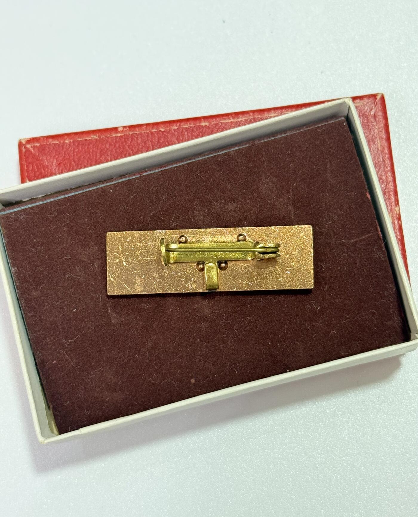 韵星假日精品2025秋季军品类拍卖会-- Rimey Holidays Boutique 2025 Autumn Militaria Sale 民主德国社会活动家二次获得版本略章带盒