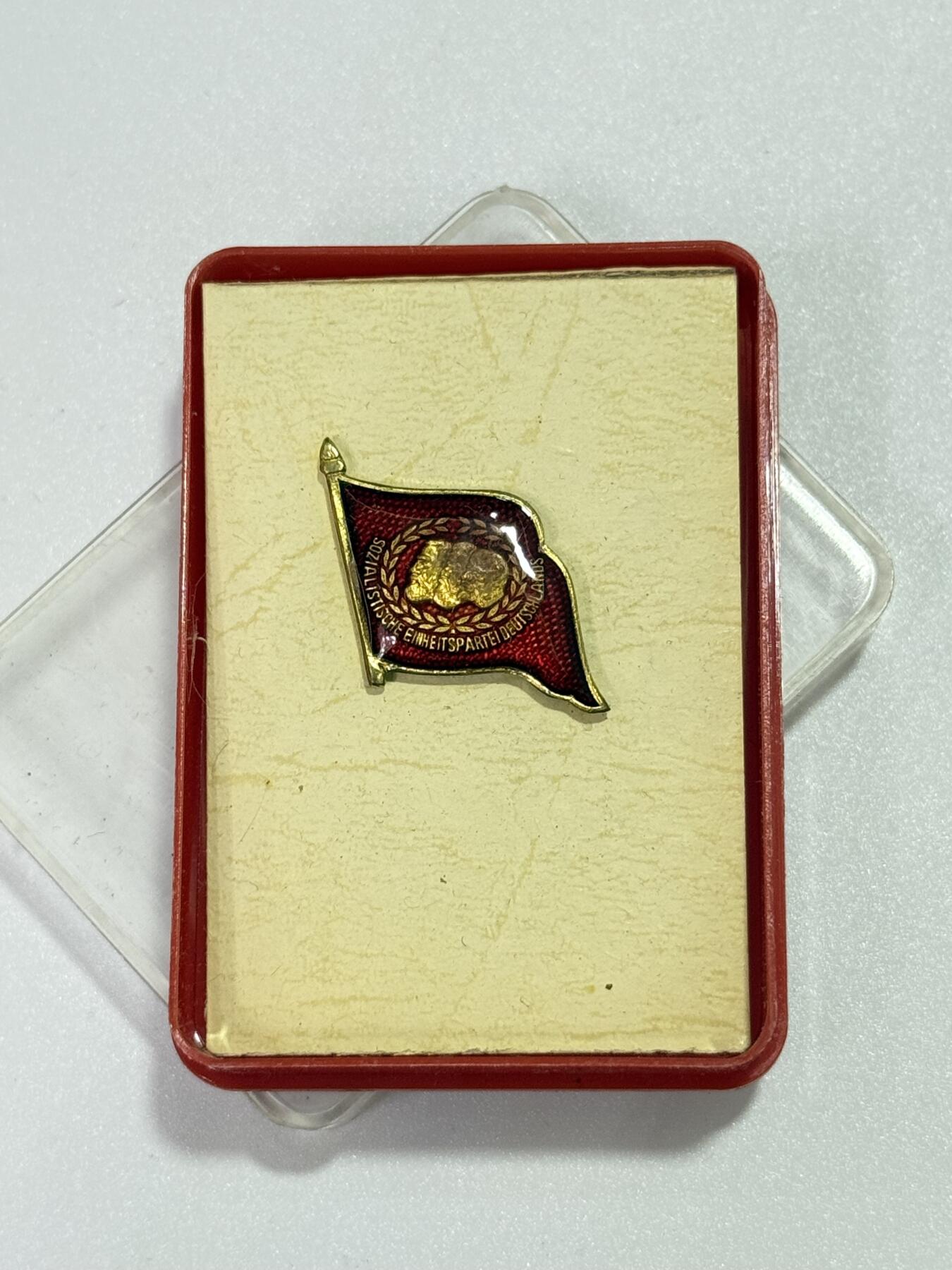 韵星假日精品2025秋季军品类拍卖会-- Rimey Holidays Boutique 2025 Autumn Militaria Sale 民主德国统一社会党三十年荣誉党员证章带盒