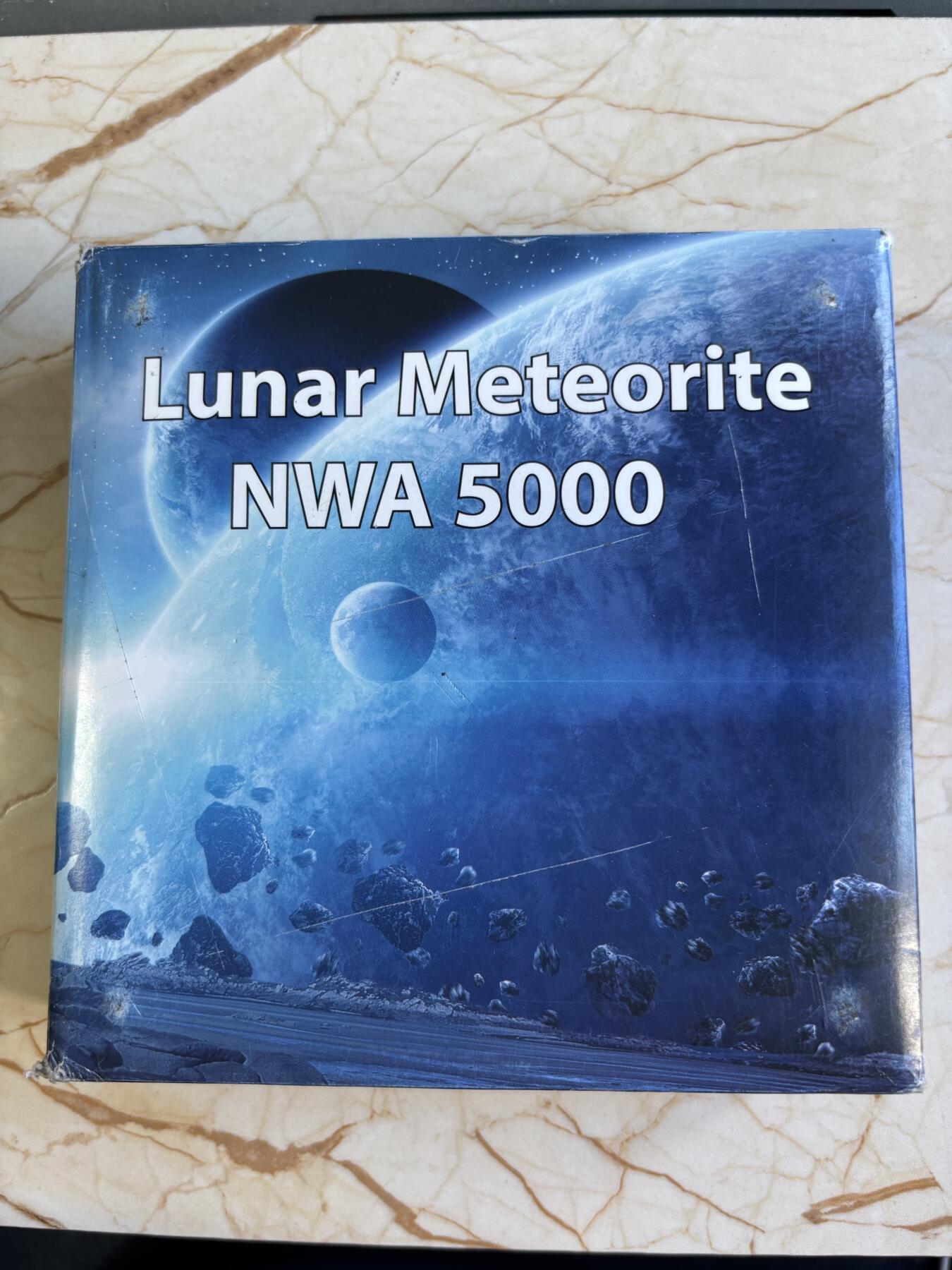 第180期拍卖【长期征集拍品】【北京币展专场】 纽埃2015年陨石冲击镶NWA5000月球陨石1公斤彩银币，999银，发行99枚，