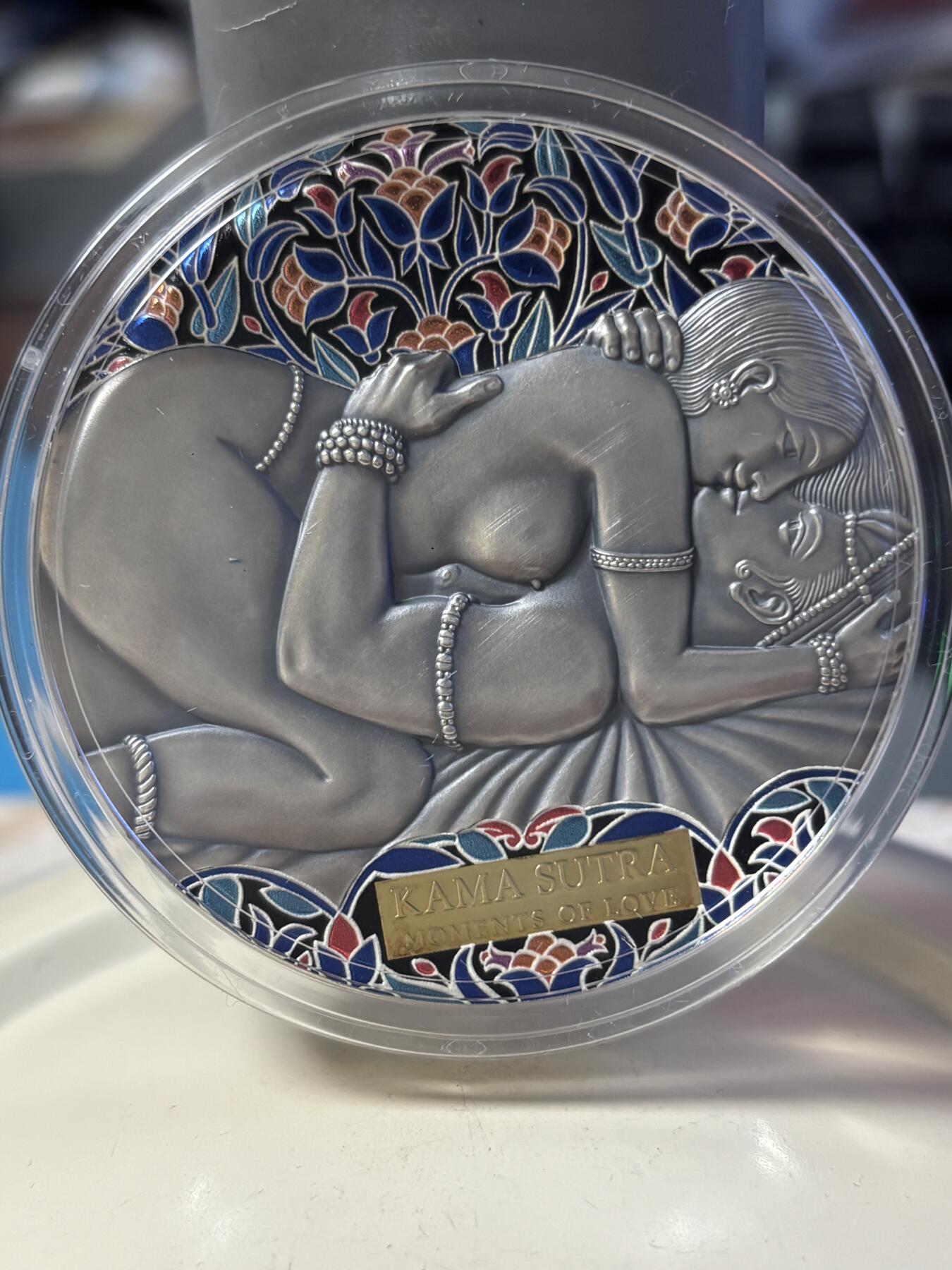 第180期拍卖【长期征集拍品】【北京币展专场】 喀麦隆2021年爱情系列爱经3盎司高浮雕仿古彩银币，999银，发行500枚