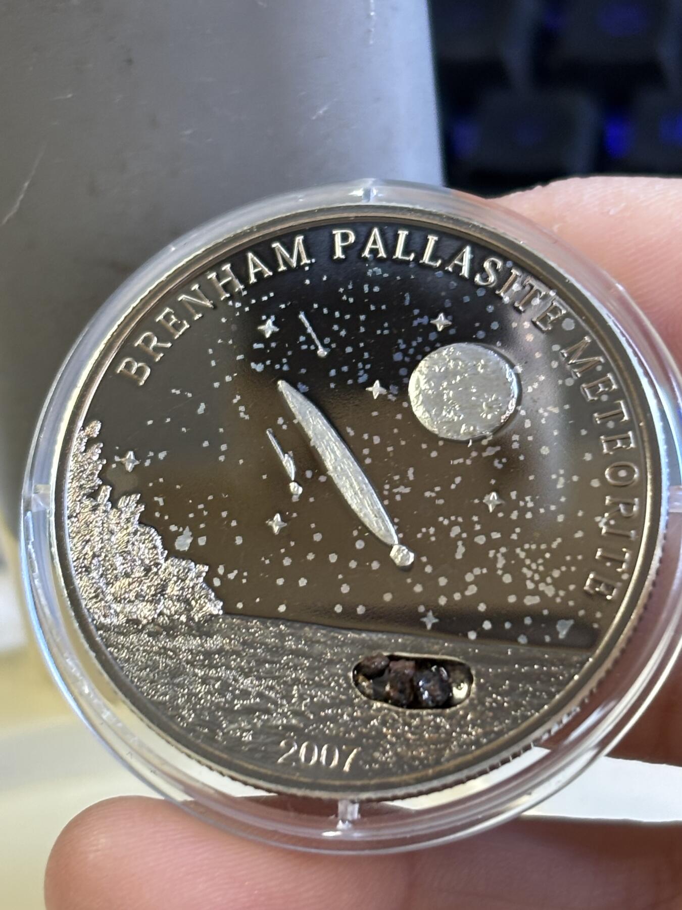 第180期拍卖【长期征集拍品】【北京币展专场】 库克2007年镶嵌布兰海姆陨石精制镀钯纪念银币，925银，25克，发行2500枚，塑料盒有裂痕，