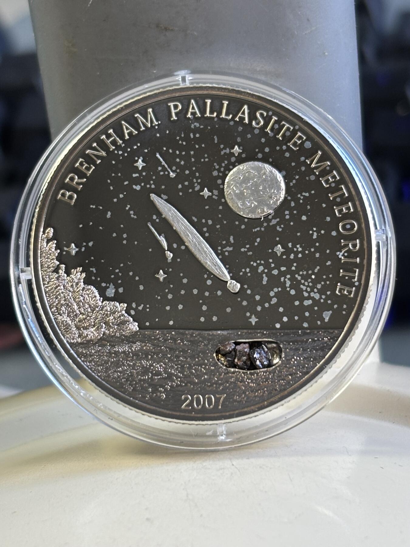 第180期拍卖【长期征集拍品】【北京币展专场】 库克2007年镶嵌布兰海姆陨石精制镀钯纪念银币，925银，25克，发行2500枚，塑料盒有裂痕，