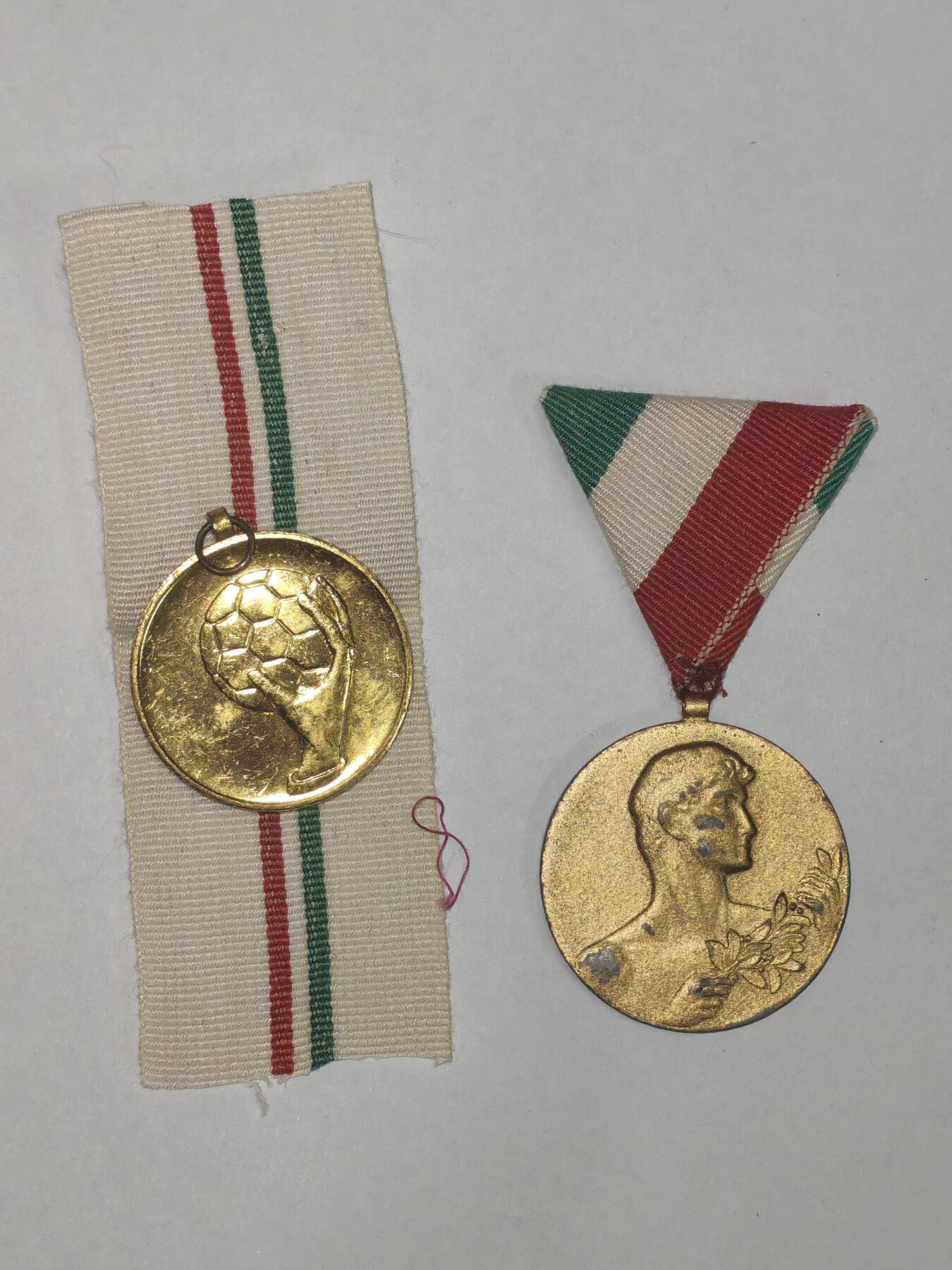 韵星假日精品2025秋季军品类拍卖会-- Rimey Holidays Boutique 2025 Autumn Militaria Sale 匈牙利人民共和国金级体育部奖章、金级足球优胜奖章一组 实发带刻字