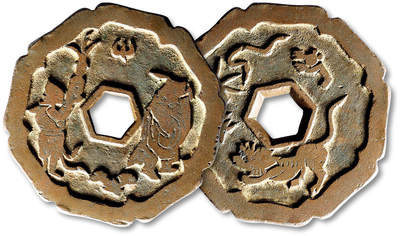 泓盛2025年秋季拍卖会 古泉 - 清“钟馗捉鬼”背“五毒”图苏炉异形花钱一枚，直径：49.1mm，品种少见，精工细作，纹样立体饱满，包浆熟美，品相极佳，极美品，附定制木盒