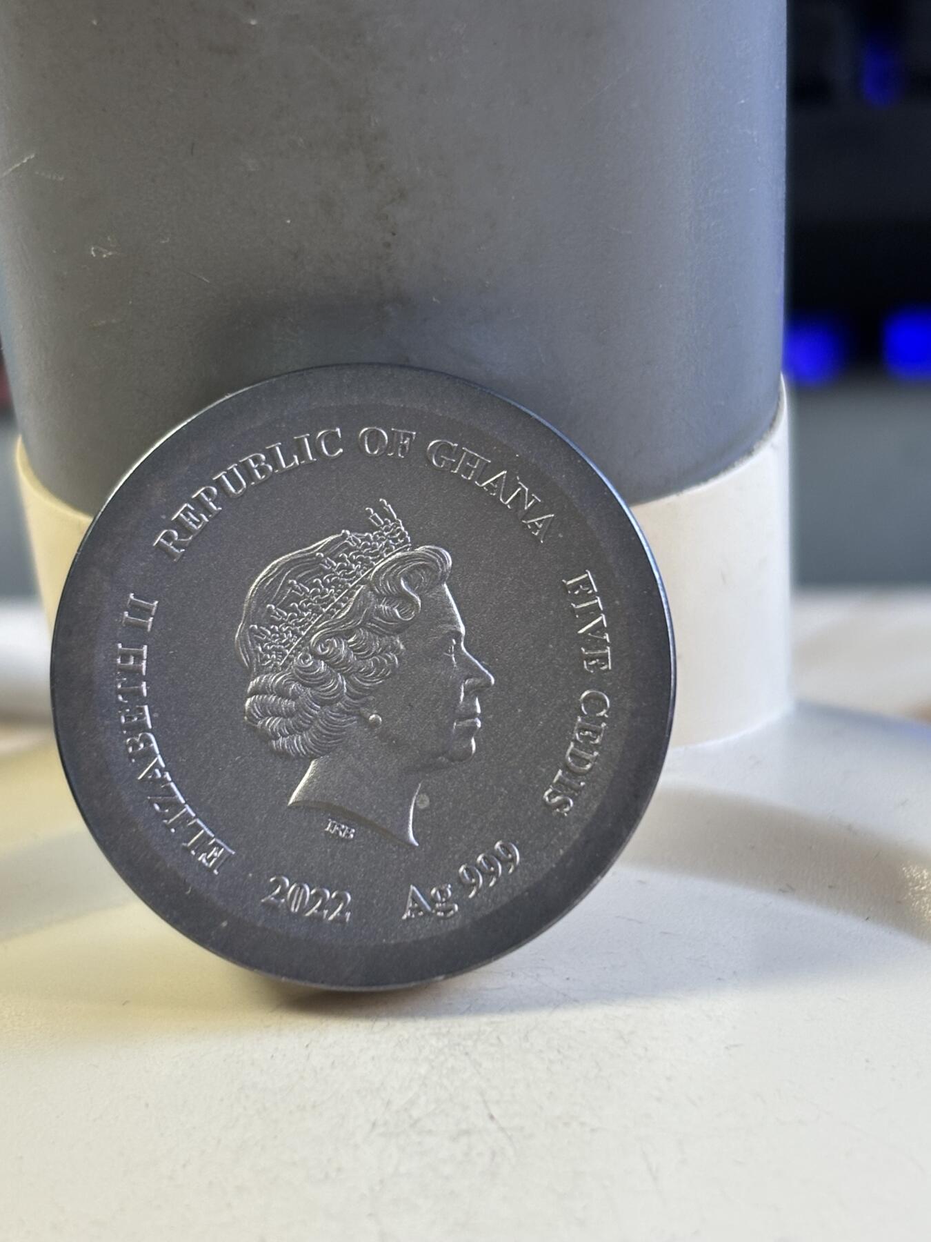 第180期拍卖【长期征集拍品】【北京币展专场】 加纳2022年中国阿勒泰陨石立方体陨石加1盎司银币，999银+中国阿勒泰陨石，发行量500枚，有氧化。