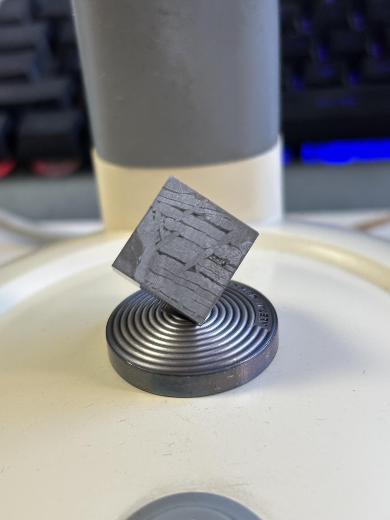 第180期拍卖【长期征集拍品】【北京币展专场】 加纳2022年中国阿勒泰陨石立方体陨石加1盎司银币，999银+中国阿勒泰陨石，发行量500枚，有氧化。