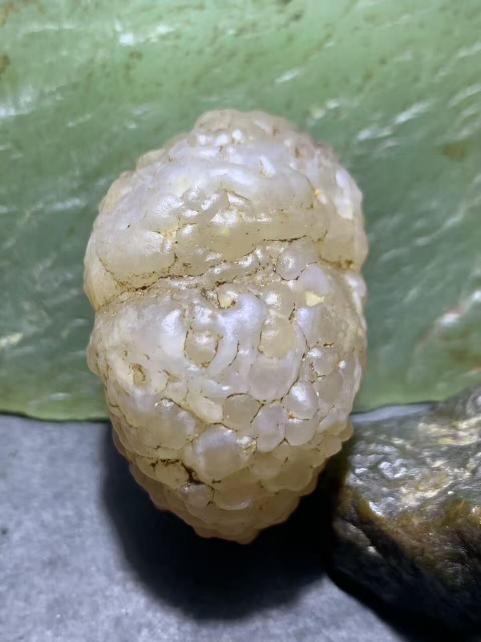 精美戈壁冰透高玉化鱼籽纹筋脉石原石一颗，