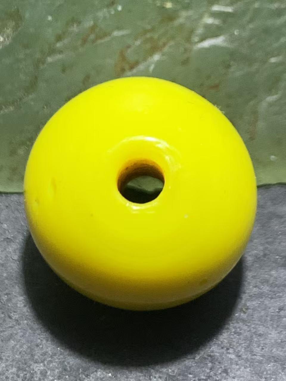 建国前后库存鸡油黄琉璃苹果珠一颗，