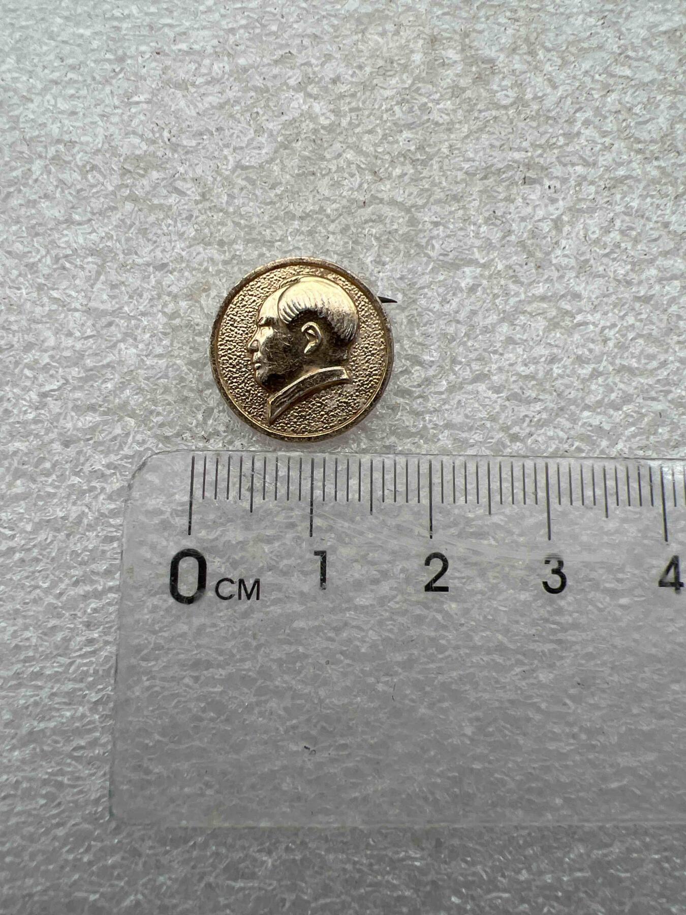 真品毛主席像章F 真品毛主席像章、F