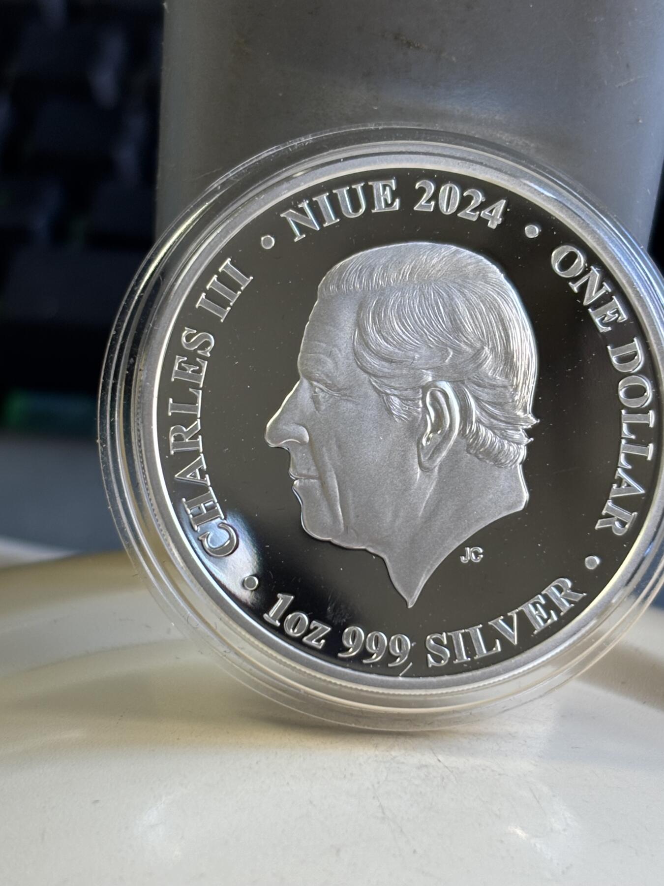 第180期拍卖【长期征集拍品】【北京币展专场】 纽埃2024年澳洲狗宝宝1盎司彩色精制纪念银币，9999银，发行1000枚