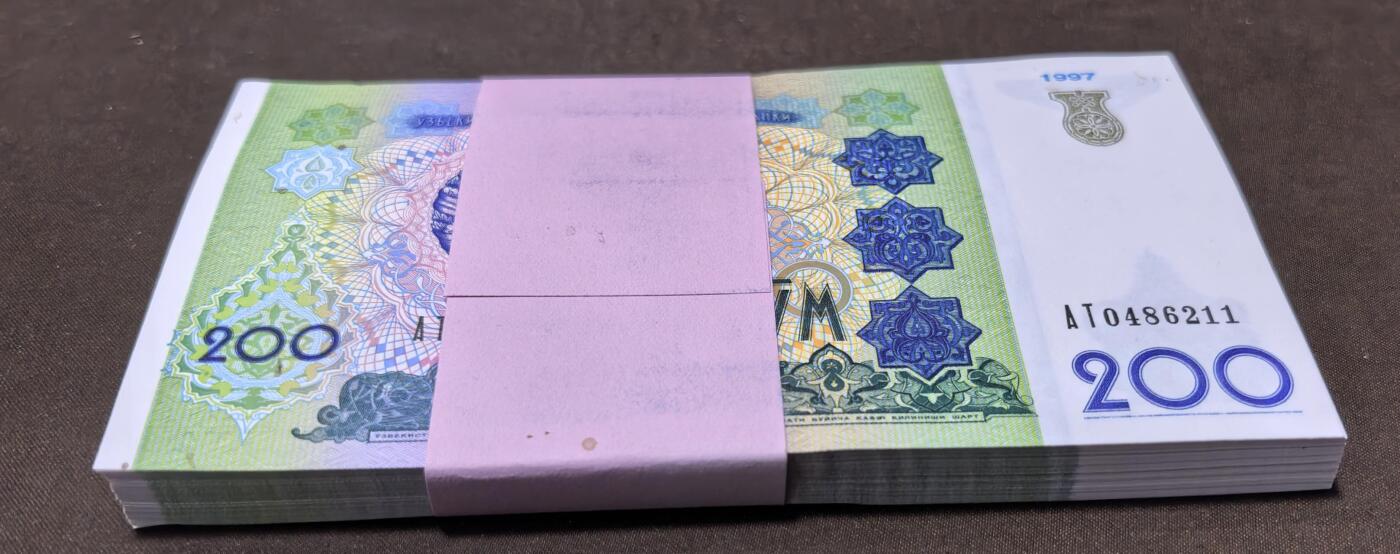 北京马甸外国币专卖第146期，外国纸币币专场，陆续上拍，欢迎关注 乌兹别克200苏姆百張连号全新，第一张有轻微脏斑四角上下略有卷