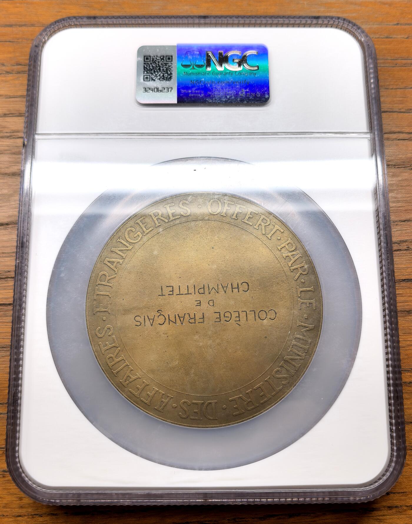 凡希社世界钱币微拍第三百十三期 二十世纪初法国外交部赠予法兰西学院大型铜章NGC-MS64 ，直径75mm。