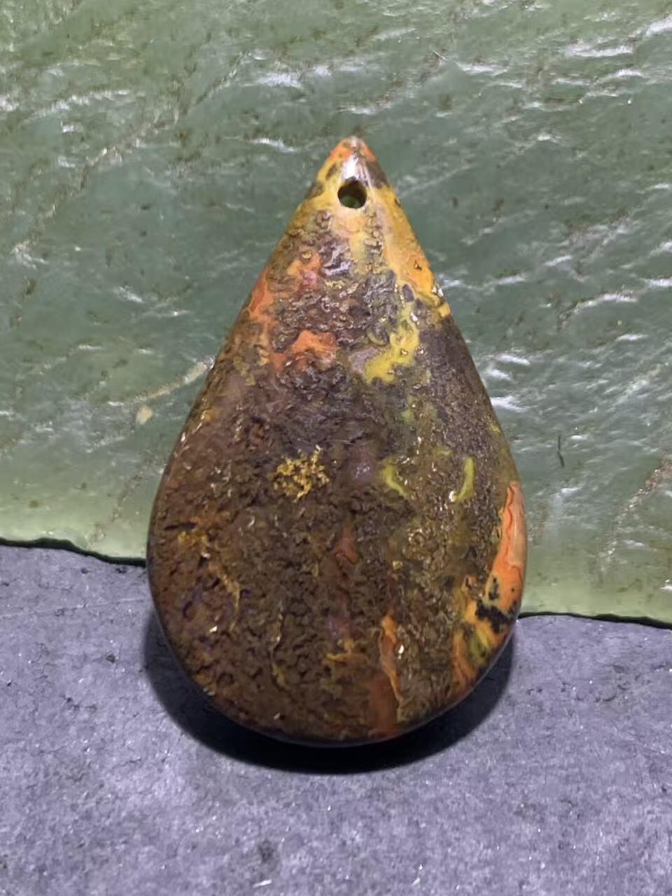 精美高玉化原皮草花纹战国红玛瑙吊坠一个，