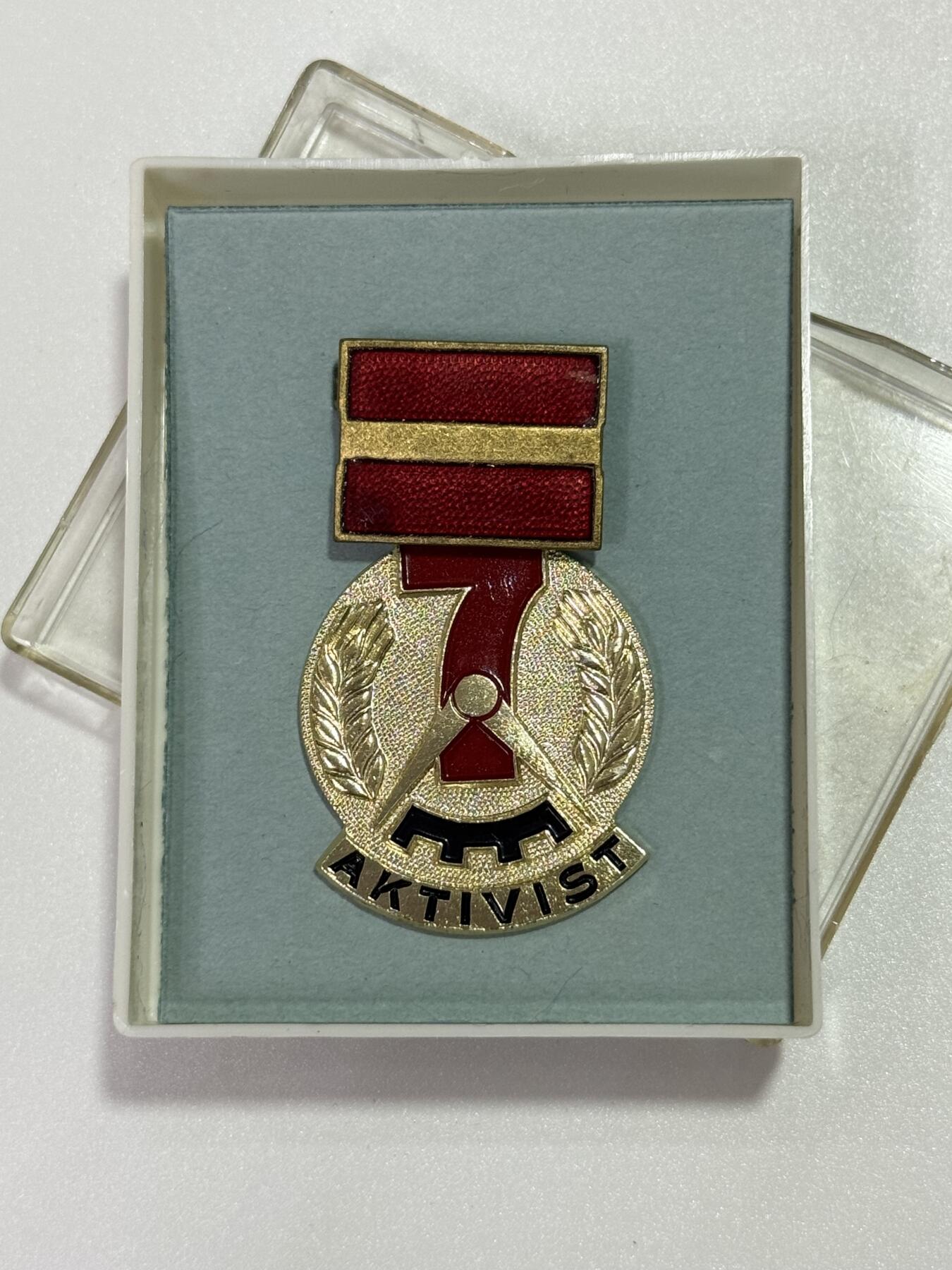 韵星假日精品2025秋季军品类拍卖会-- Rimey Holidays Boutique 2025 Autumn Militaria Sale 民主德国七年建设计划优胜模范奖章带盒