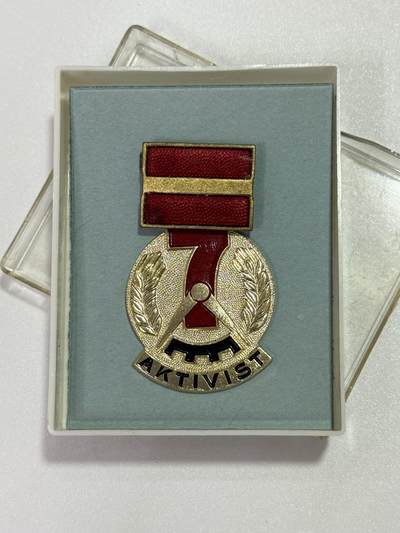 韵星假日精品2025秋季军品类拍卖会-- Rimey Holidays Boutique 2025 Autumn Militaria Sale - 民主德国七年建设计划优胜模范奖章带盒