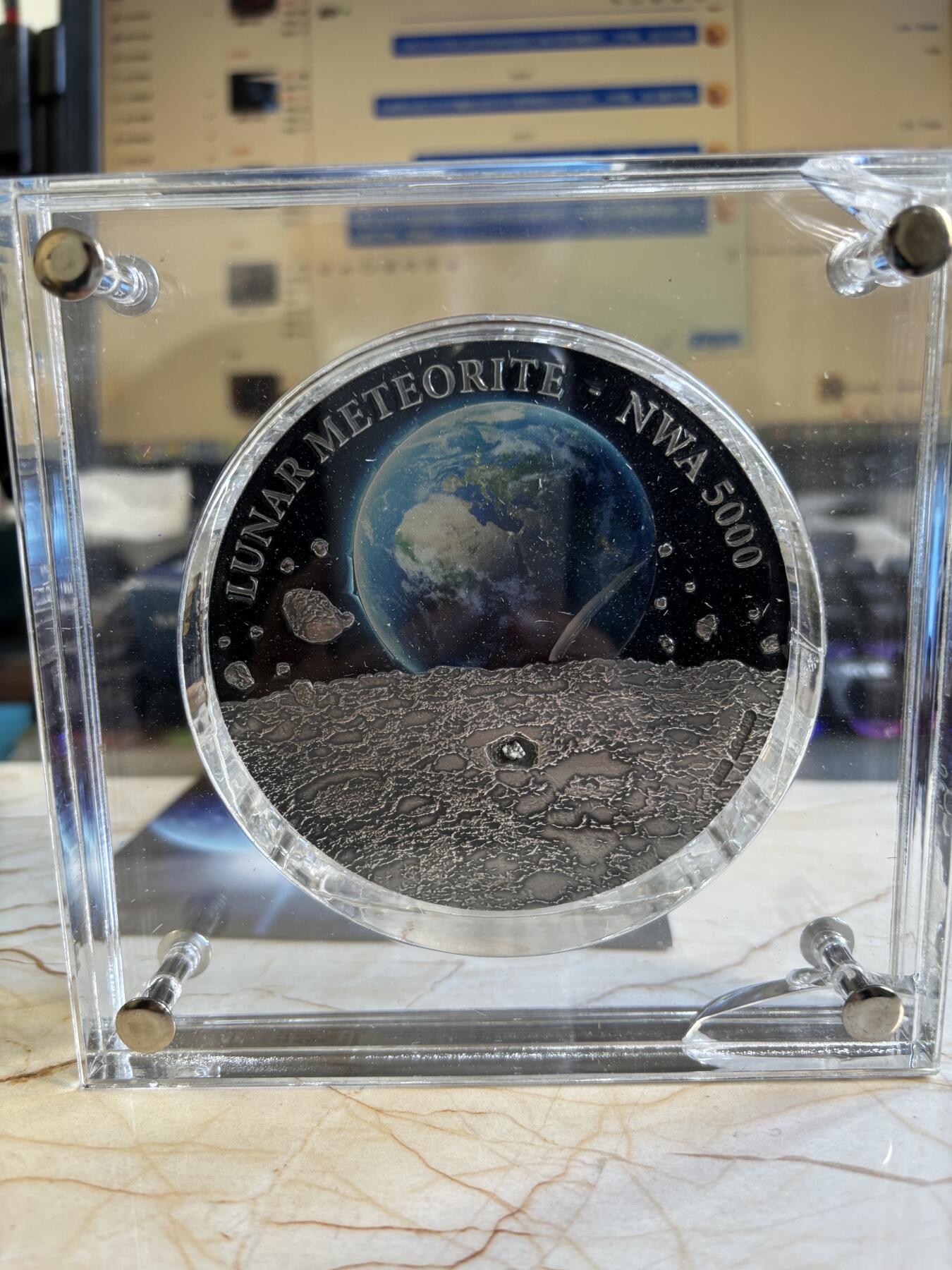 第180期拍卖【长期征集拍品】【北京币展专场】 纽埃2015年陨石冲击镶NWA5000月球陨石1公斤彩银币，999银，发行99枚，