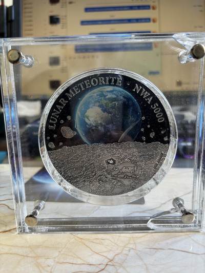 第180期拍卖【长期征集拍品】【北京币展专场】 - 纽埃2015年陨石冲击镶NWA5000月球陨石1公斤彩银币，999银，发行99枚，