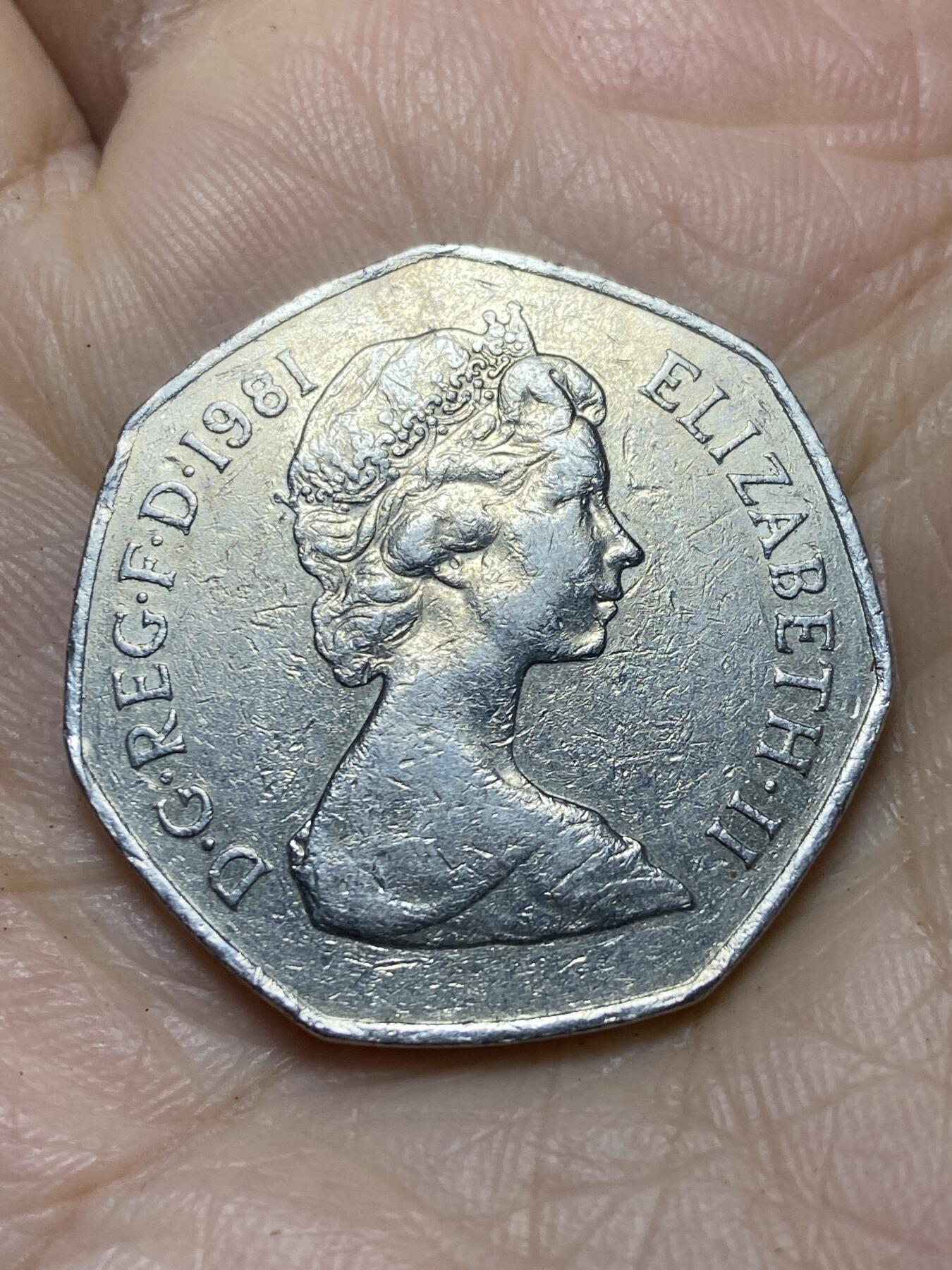 2025年第一百二十一场(总第一百四十七场）外国好品散币(免佣金) 英国🇬🇧1981年50便士(伊丽莎白二世中年花冠，十进制第一版，关门年)