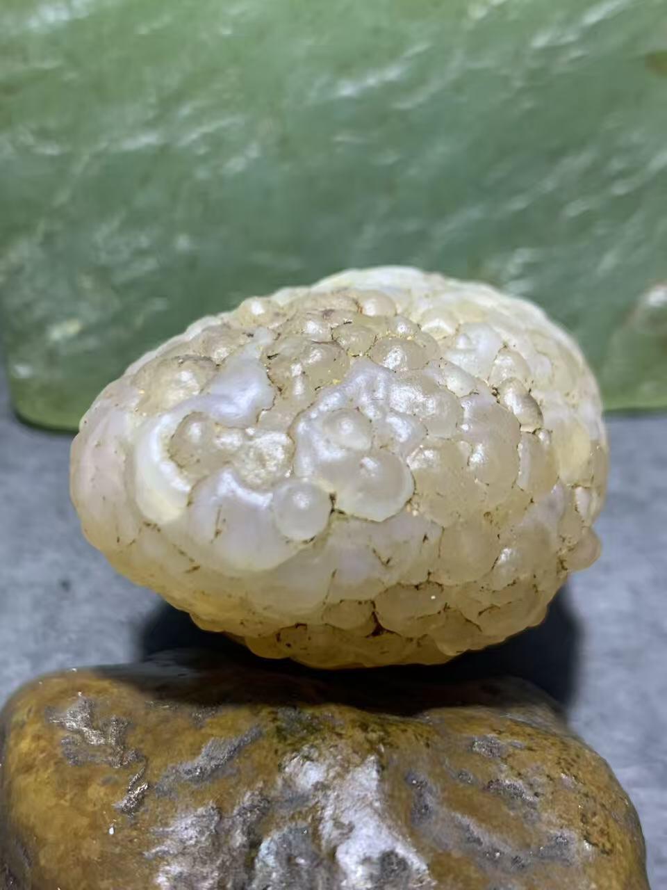 精美戈壁冰透高玉化鱼籽纹筋脉石原石一颗，