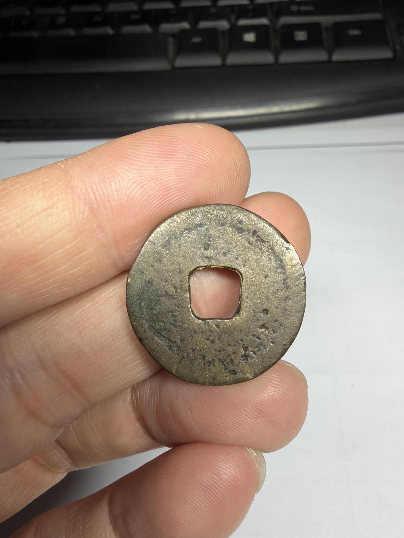 2025年集古藏今外币拍卖第十期-第1场—（总第281拍），本期古钱币全场包真，拍卖名称未备注的均无补裂翘等缺陷，可以寄存60天，满160元包邮。 吉田马钱老花钱，尺寸24.2*1.89