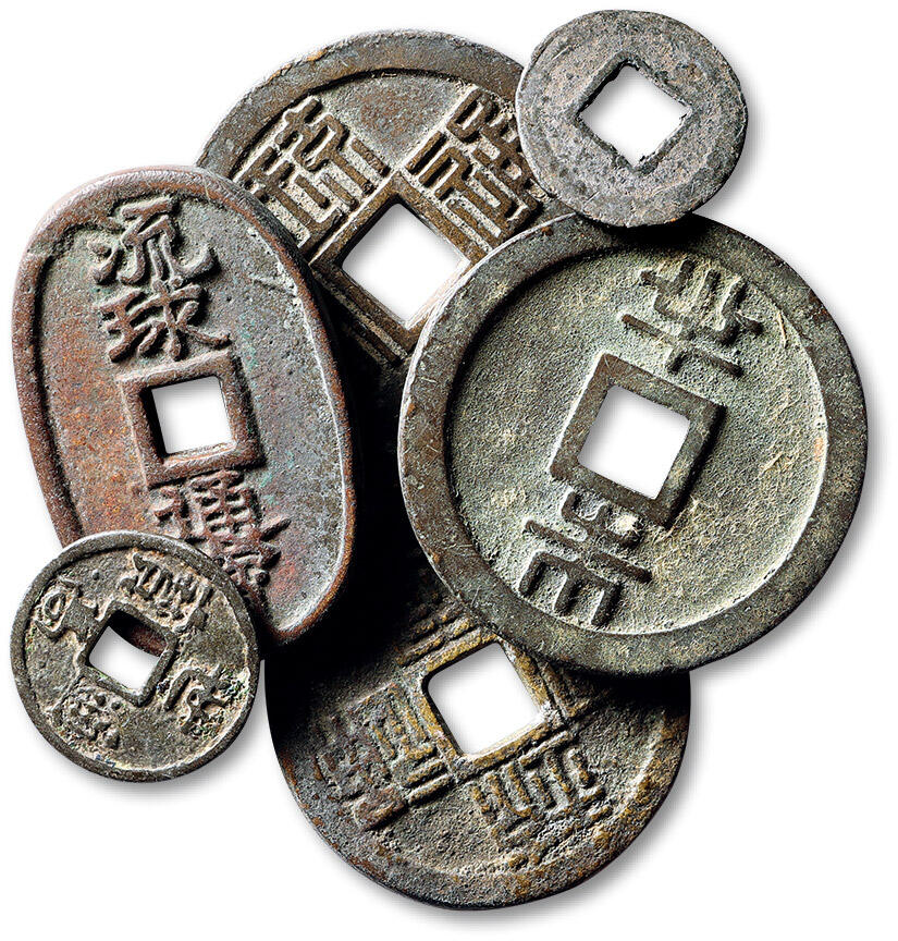 泓盛2025年秋季拍卖会 古泉 清代日本古钱一组六枚，内含：（1）“琉球通宝”背“半朱”三枚，直径：39.3mm、42.8mm、43.5mm，一枚略不平；（2）“流球通宝”背“当百”一枚，高：46.8mm；（3）“世高通宝”一枚，直径：24mm；(4)“宽永通宝”一枚，直径：21.5mm，附原藏家题记，美品至极美品，内含参考品，返品不可，敬请预览Lot4867～4927同一老藏家珍藏