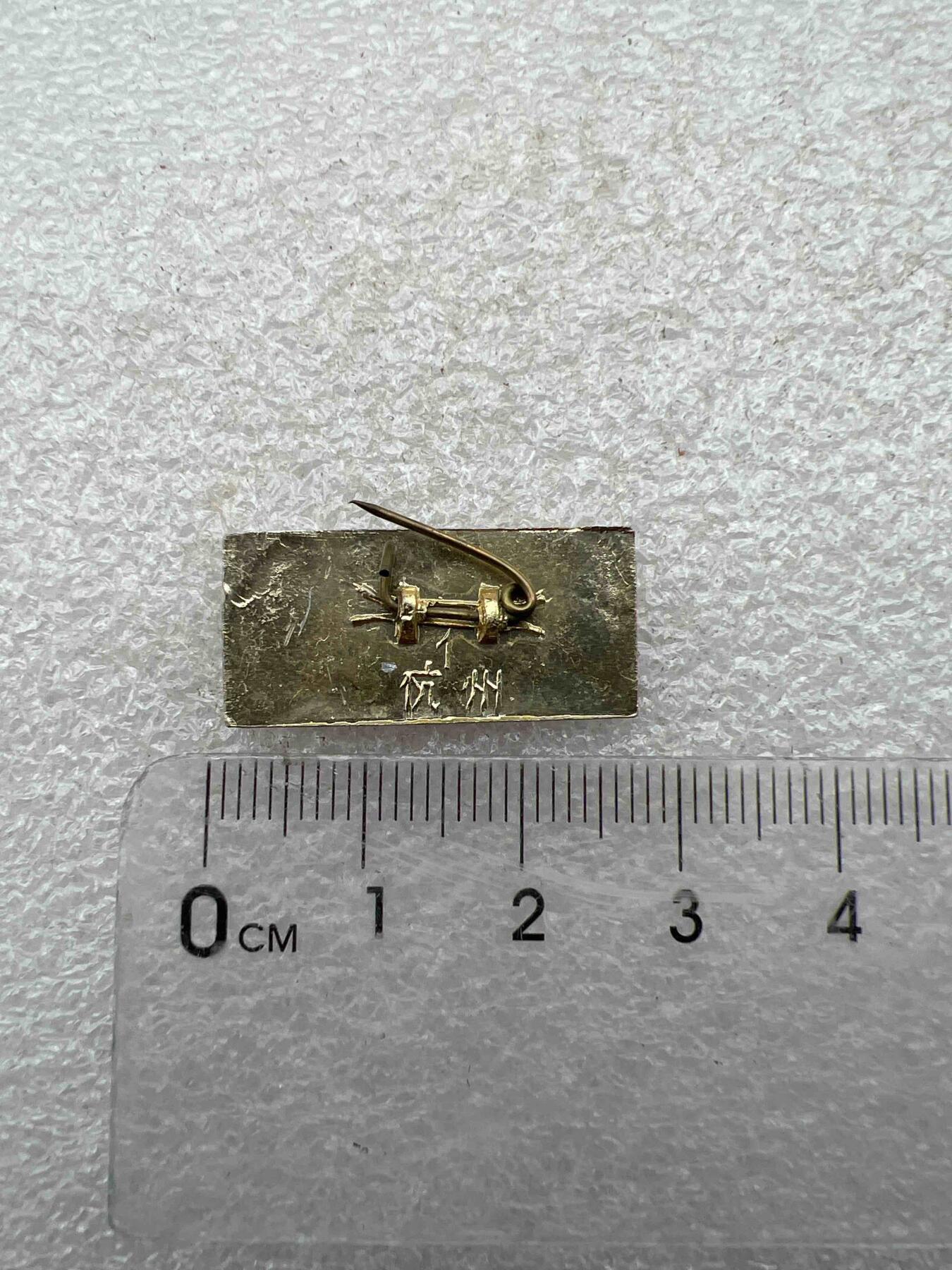 真品毛主席像章F 真品毛主席像章、F