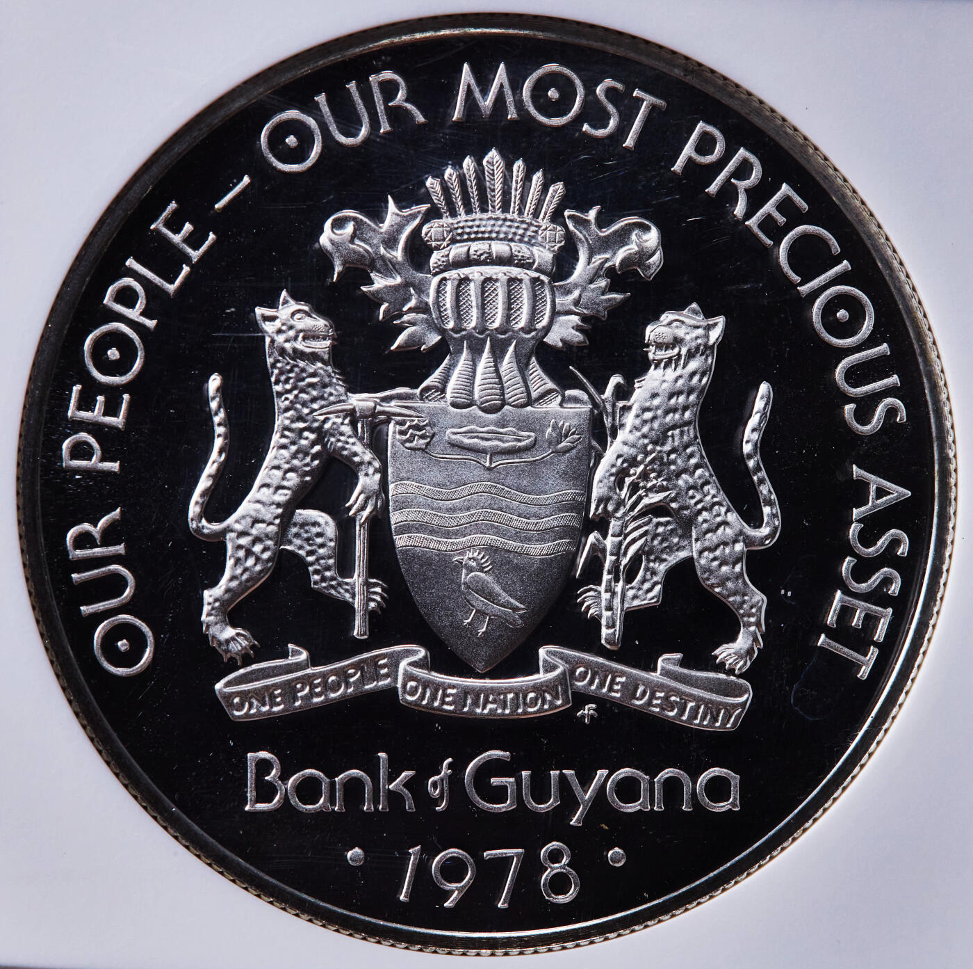 【俄甄集藏】2025年(044)11-12星期三晚 19:30 全场包邮 圭亚那1978年独立十周年5元精制纪念大银币，NGC PF67UC，重37.3克，50%银，发行量3825枚