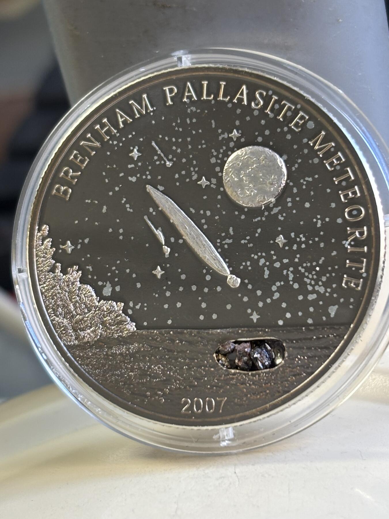 第180期拍卖【长期征集拍品】【北京币展专场】 库克2007年镶嵌布兰海姆陨石精制镀钯纪念银币，925银，25克，发行2500枚，塑料盒有裂痕，