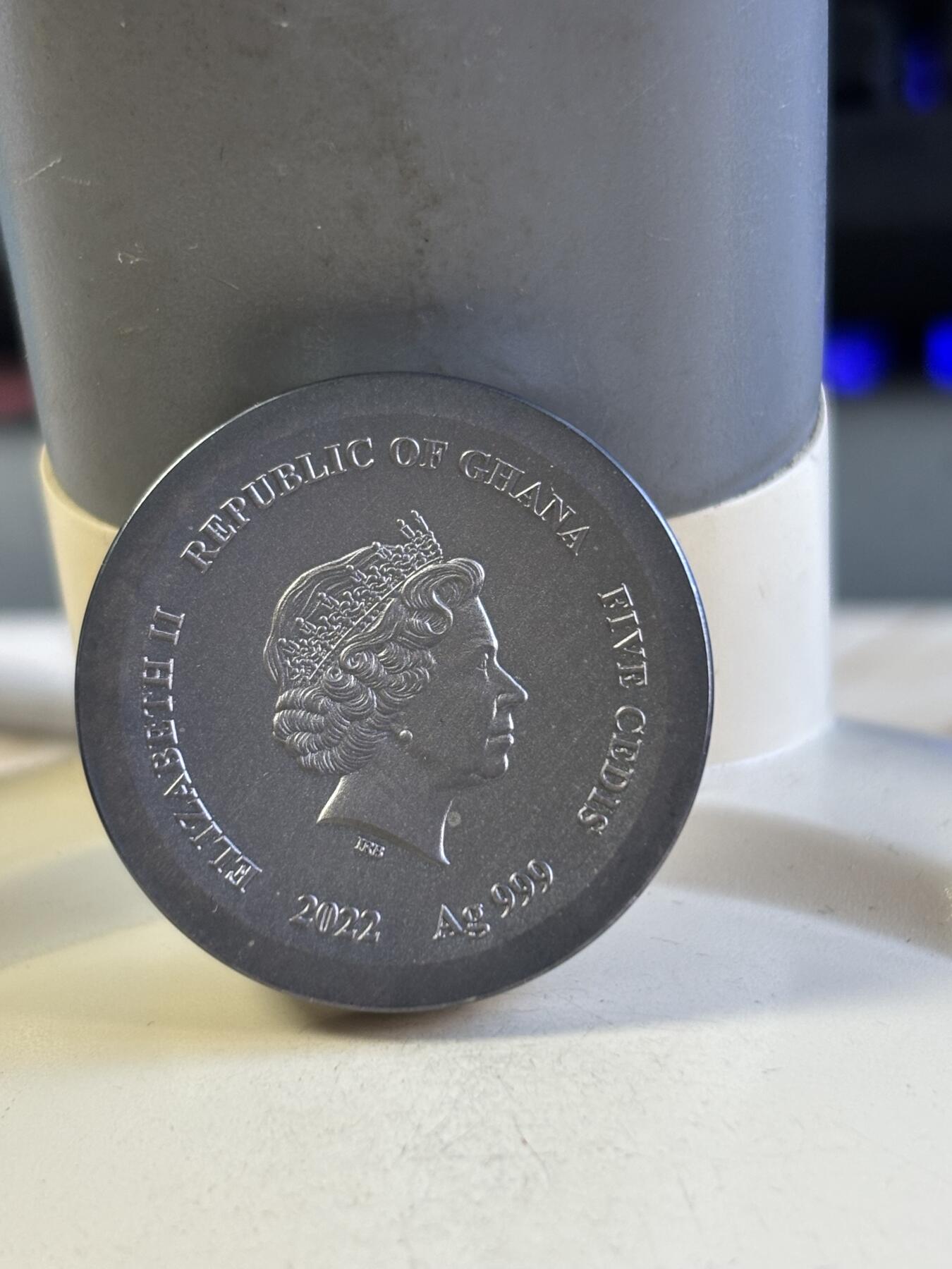 第180期拍卖【长期征集拍品】【北京币展专场】 加纳2022年中国阿勒泰陨石立方体陨石加1盎司银币，999银+中国阿勒泰陨石，发行量500枚，有氧化。